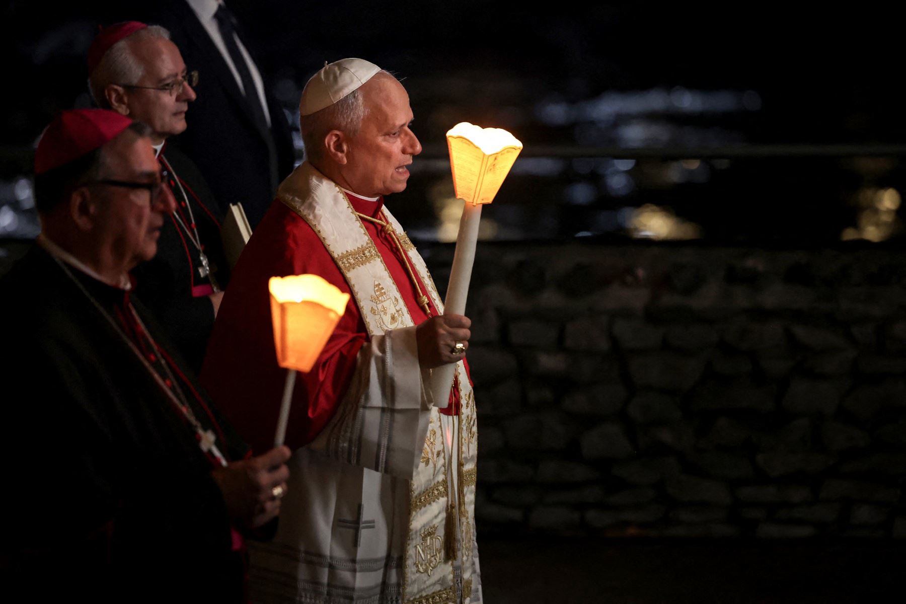 El papa León XIV participa en la procesión de antorchas tras el rezo del Rosario en el Santuario de Nuestra Señora de Lourdes, en el suroeste de Francia, el 27 de septiembre de 2026, durante el tercer día de su visita a Francia. Foto: AFP