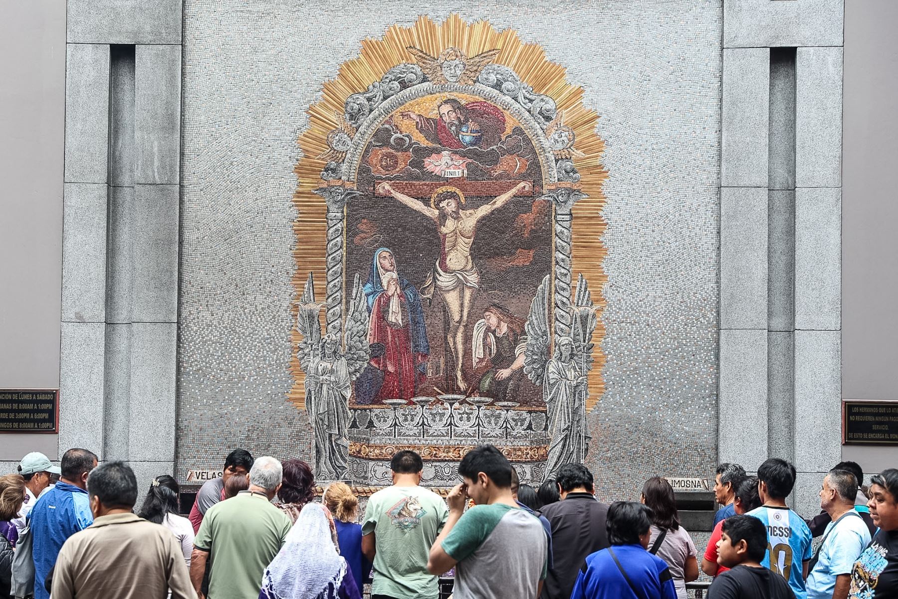 Fieles católicos acuden al templo de Las Nazarenas, en el Centro de Lima, para elevar oraciones por la salud del papa León XIV, quien permanece hospitalizado en Roma tras ser operado de un tumor canceroso en el pulmón derecho. Foto: ANDINA/Luis Iparraguirre.