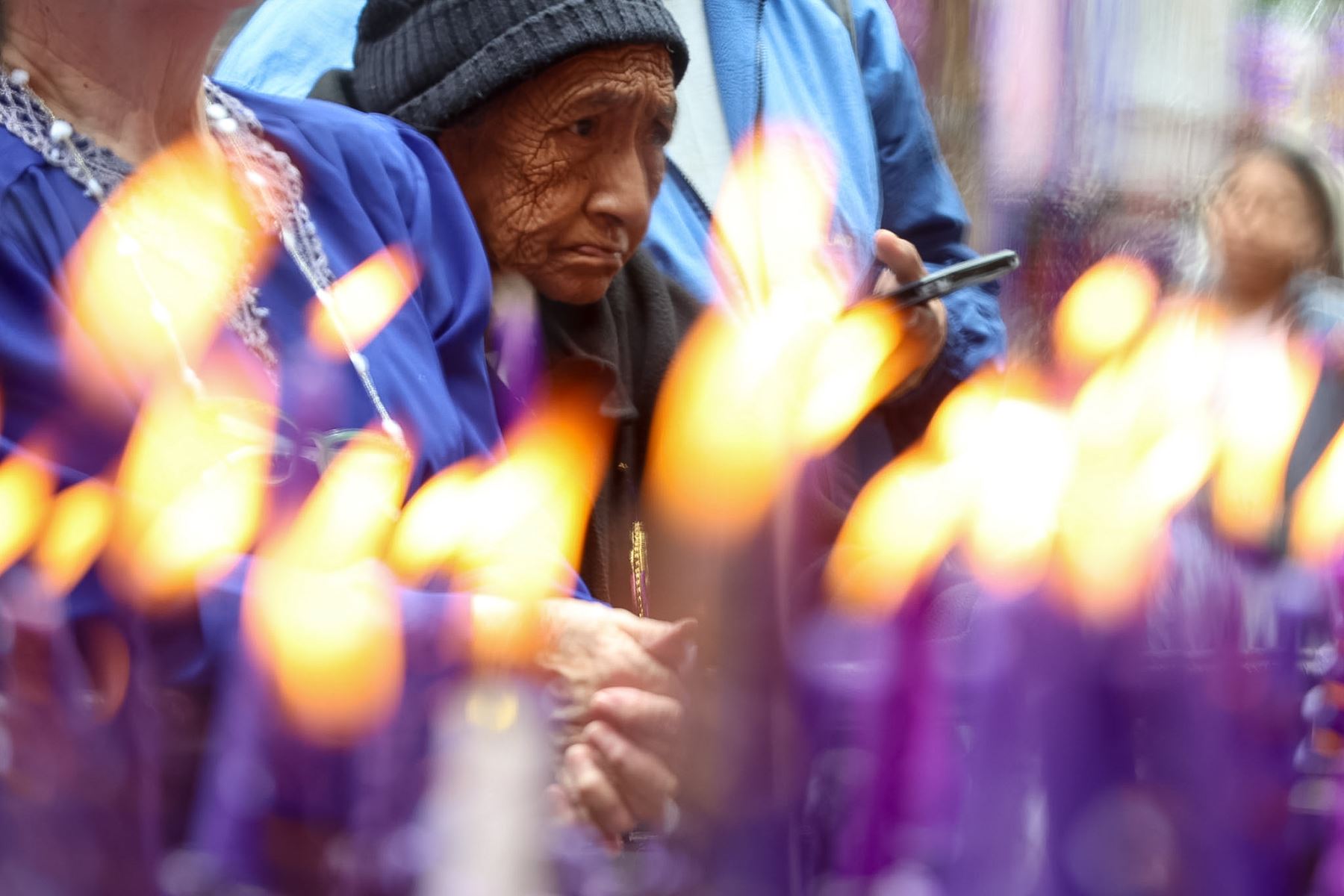 Fieles católicos acuden al templo de Las Nazarenas, en el Centro de Lima, para elevar oraciones por la salud del papa León XIV, quien permanece hospitalizado en Roma tras ser operado de un tumor canceroso en el pulmón derecho. Foto: ANDINA/Luis Iparraguirre.