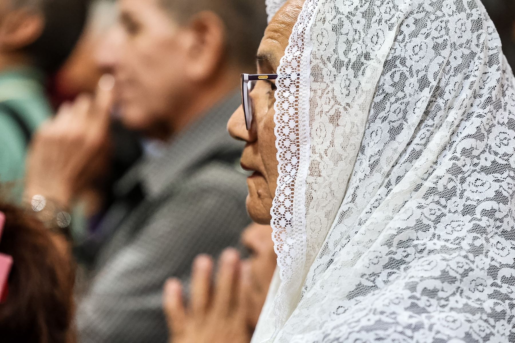 Fieles católicos acuden al templo de Las Nazarenas, en el Centro de Lima, para elevar oraciones por la salud del papa León XIV, quien permanece hospitalizado en Roma tras ser operado de un tumor canceroso en el pulmón derecho. Foto: ANDINA/Luis Iparraguirre.