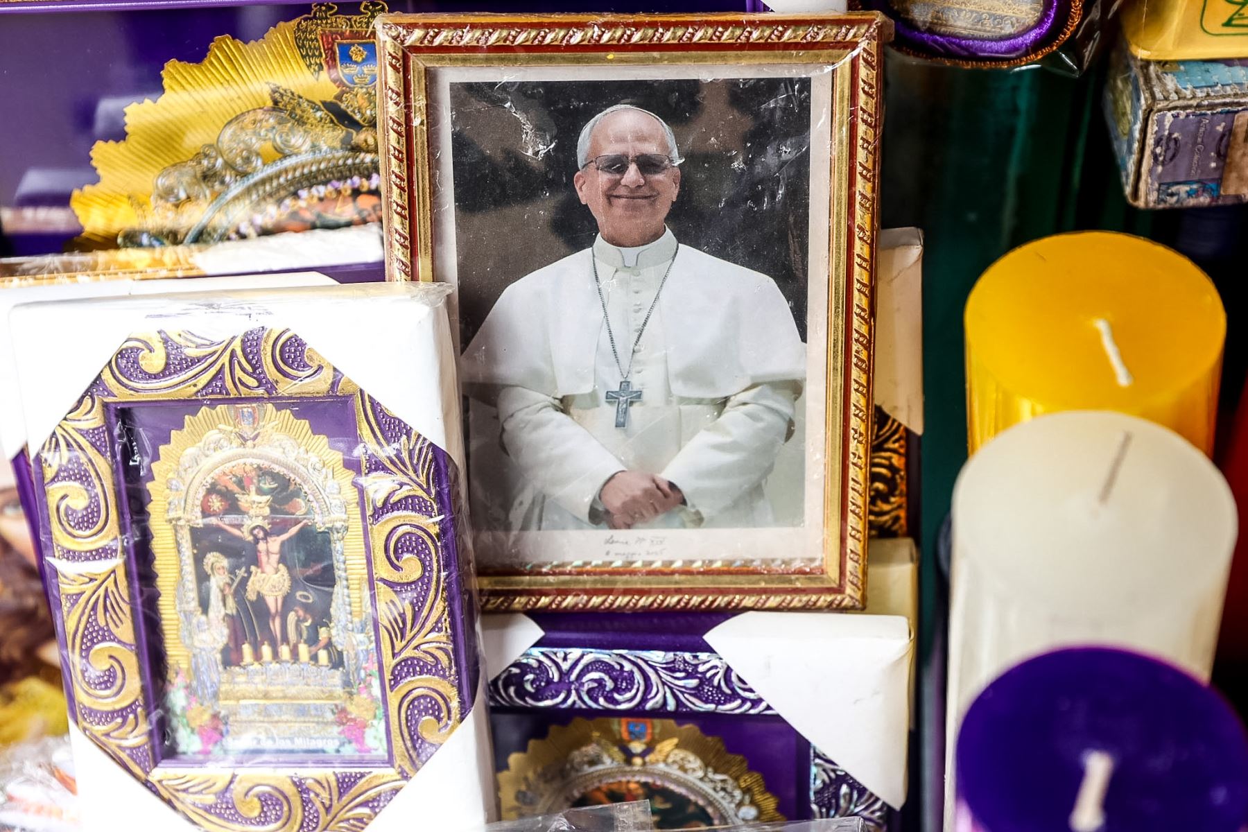 Fieles católicos acuden al templo de Las Nazarenas, en el Centro de Lima, para elevar oraciones por la salud del papa León XIV, quien permanece hospitalizado en Roma tras ser operado de un tumor canceroso en el pulmón derecho. Foto: ANDINA/Luis Iparraguirre.