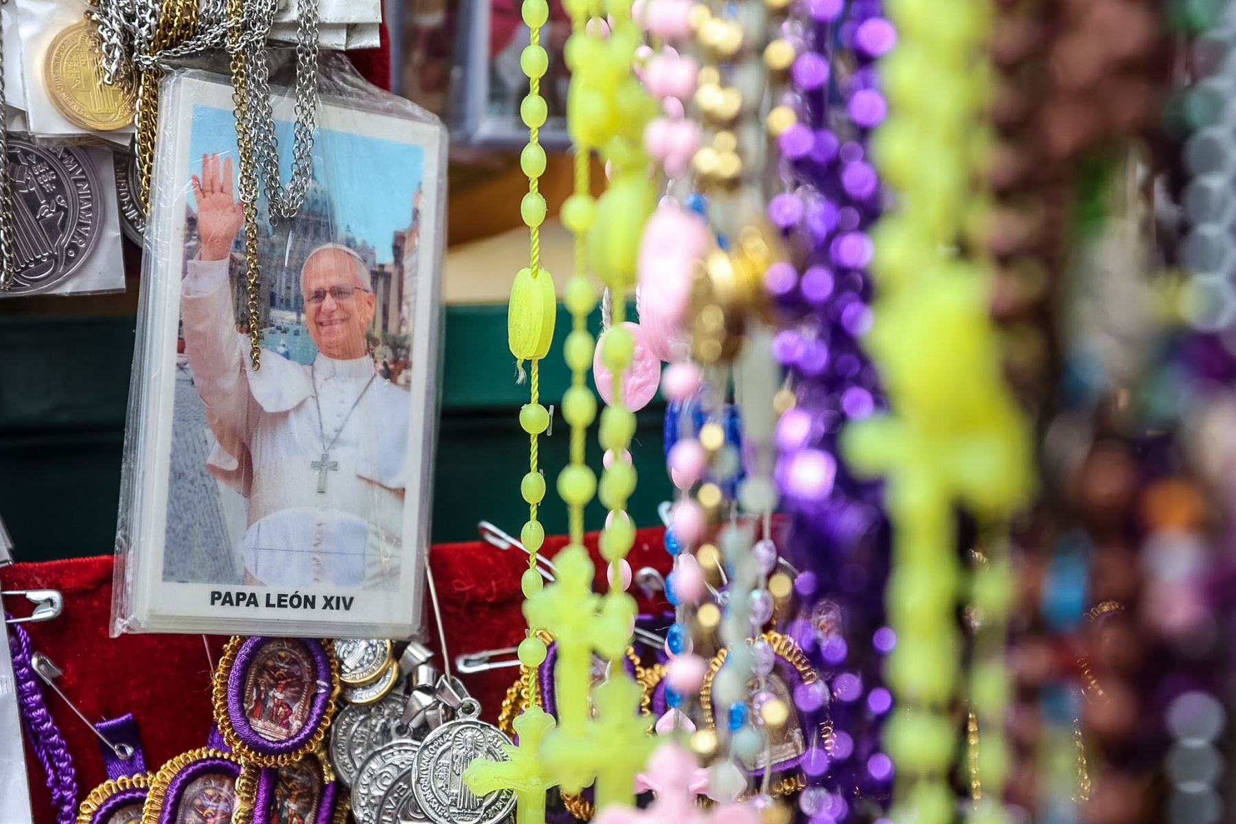 Fieles católicos acuden al templo de Las Nazarenas, en el Centro de Lima, para elevar oraciones por la salud del papa León XIV, quien permanece hospitalizado en Roma tras ser operado de un tumor canceroso en el pulmón derecho. Foto: ANDINA/Luis Iparraguirre.