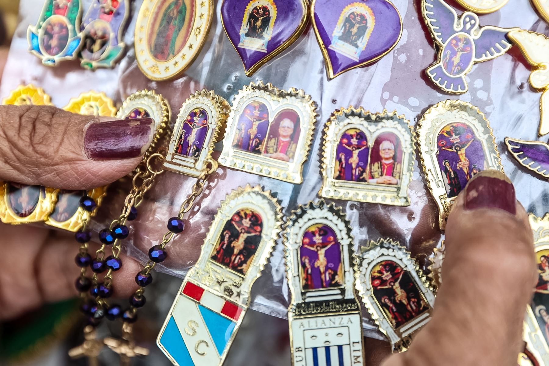 Fieles católicos acuden al templo de Las Nazarenas, en el Centro de Lima, para elevar oraciones por la salud del papa León XIV, quien permanece hospitalizado en Roma tras ser operado de un tumor canceroso en el pulmón derecho. Foto: ANDINA/Luis Iparraguirre.