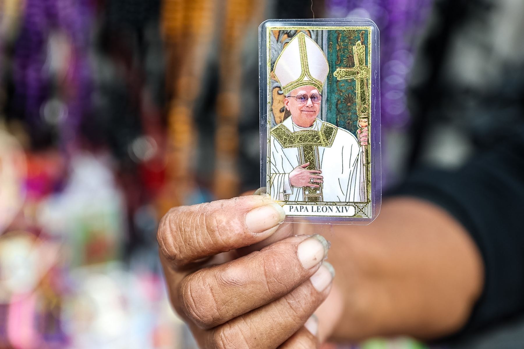Fieles católicos acuden al templo de Las Nazarenas, en el Centro de Lima, para elevar oraciones por la salud del papa León XIV, quien permanece hospitalizado en Roma tras ser operado de un tumor canceroso en el pulmón derecho. Foto: ANDINA/Luis Iparraguirre.