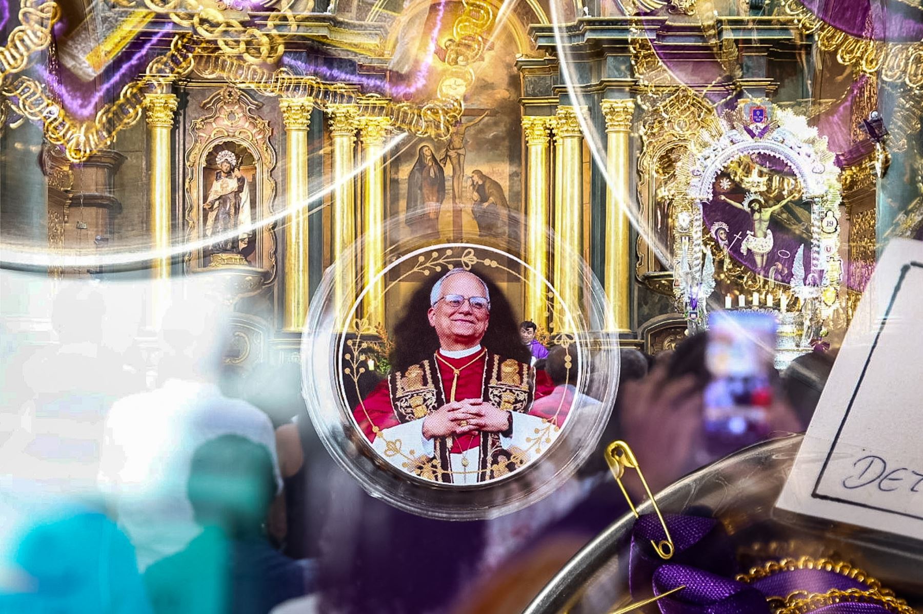 Fieles católicos acuden al templo de Las Nazarenas, en el Centro de Lima, para elevar oraciones por la salud del papa León XIV, quien permanece hospitalizado en Roma tras ser operado de un tumor canceroso en el pulmón derecho. Foto: ANDINA/Luis Iparraguirre.