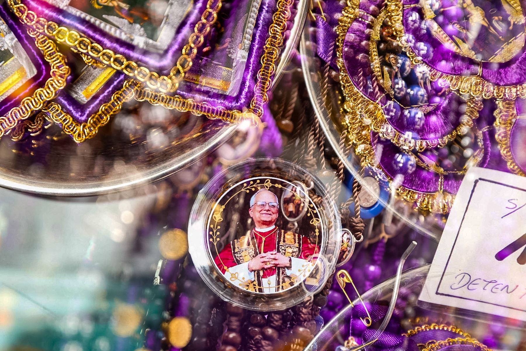 Fieles católicos acuden al templo de Las Nazarenas, en el Centro de Lima, para elevar oraciones por la salud del papa León XIV, quien permanece hospitalizado en Roma tras ser operado de un tumor canceroso en el pulmón derecho. Foto: ANDINA/Luis Iparraguirre.