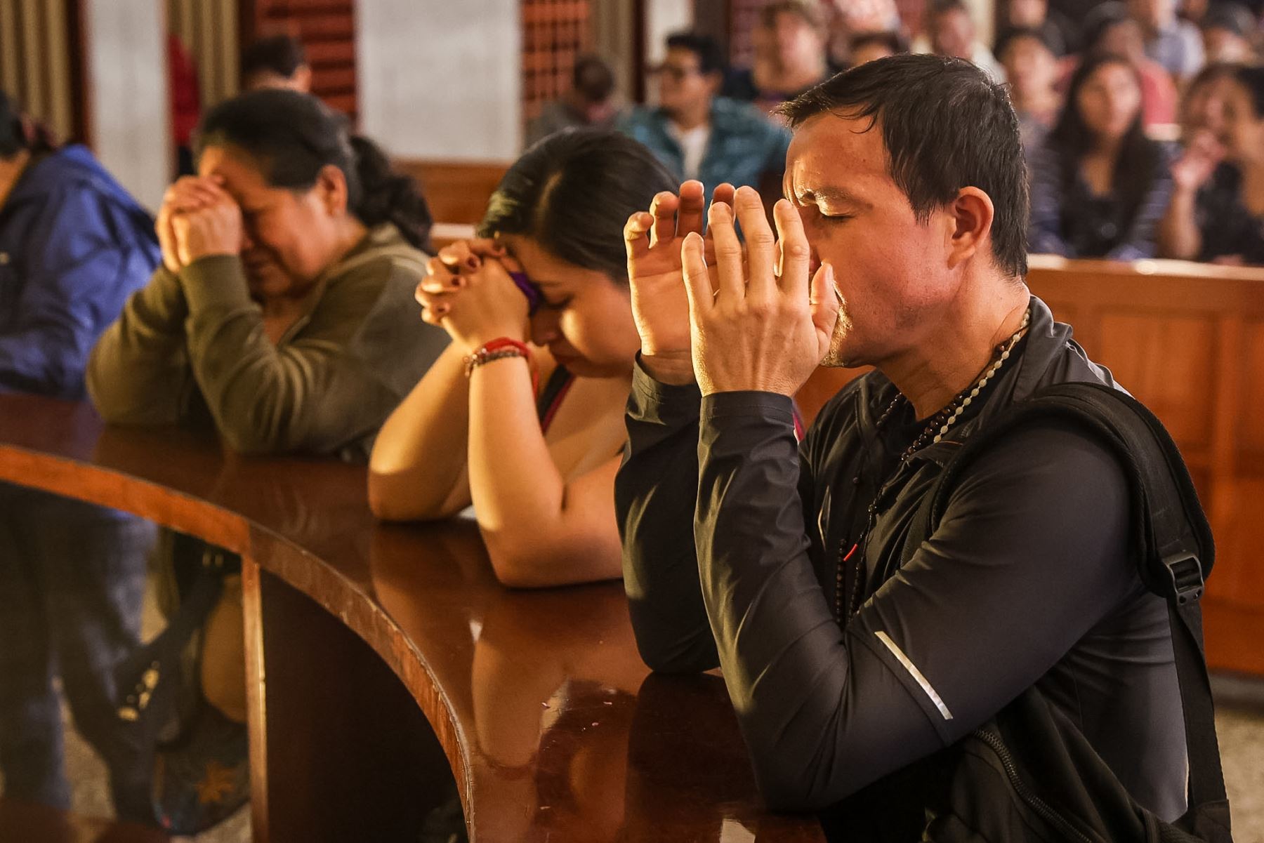 Fieles católicos acuden al templo de Las Nazarenas, en el Centro de Lima, para elevar oraciones por la salud del papa León XIV, quien permanece hospitalizado en Roma tras ser operado de un tumor canceroso en el pulmón derecho. Foto: ANDINA/Luis Iparraguirre.