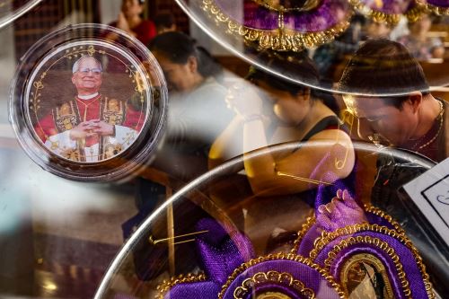 El poder de la oración: Católicos rezan en Las Nazarenas por la recuperación del papa León XIV