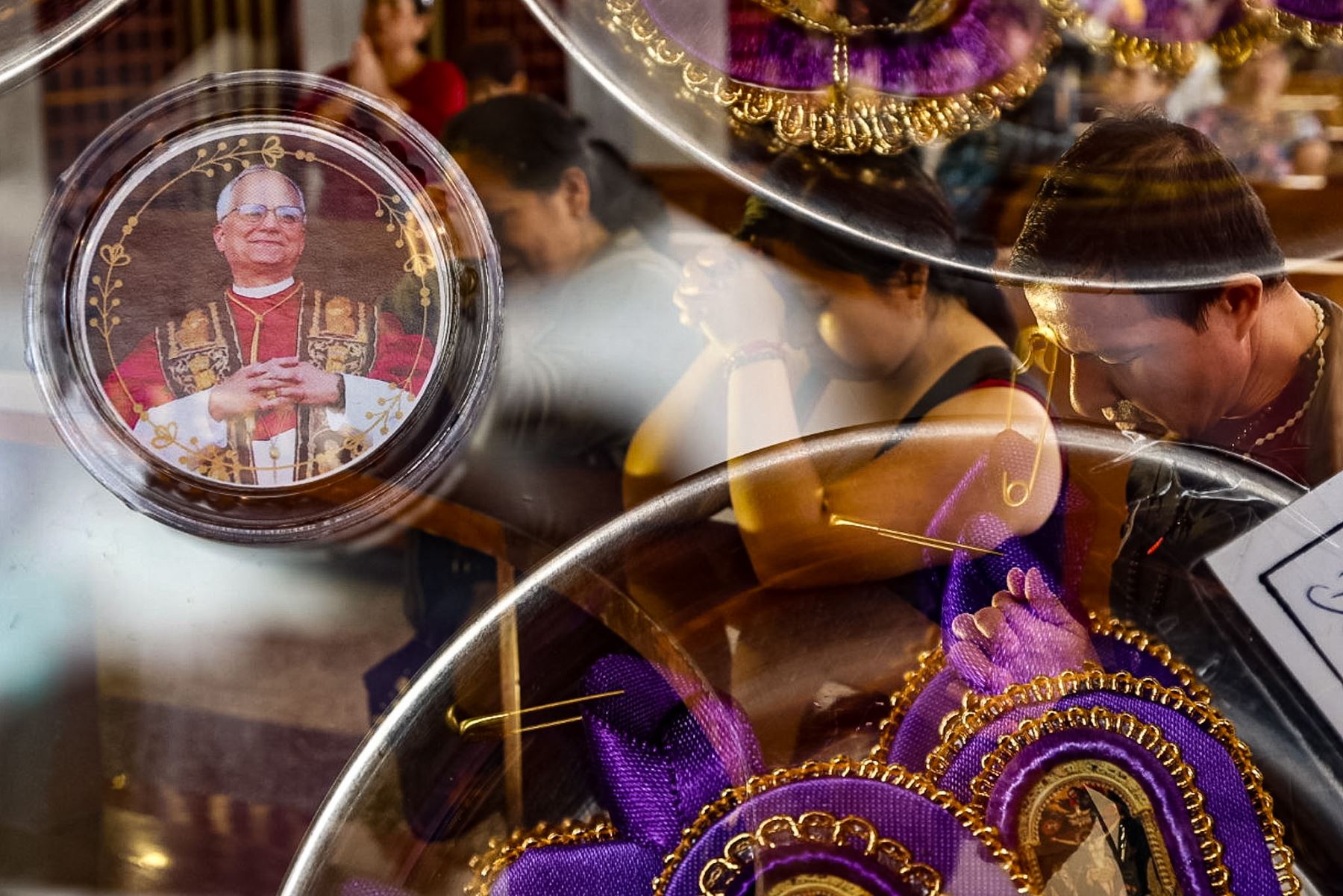Fieles católicos acuden al templo de Las Nazarenas, en el Centro de Lima, para elevar oraciones por la salud del papa León XIV, quien permanece hospitalizado en Roma tras ser operado de un tumor canceroso en el pulmón derecho. Foto: ANDINA/Luis Iparraguirre.
