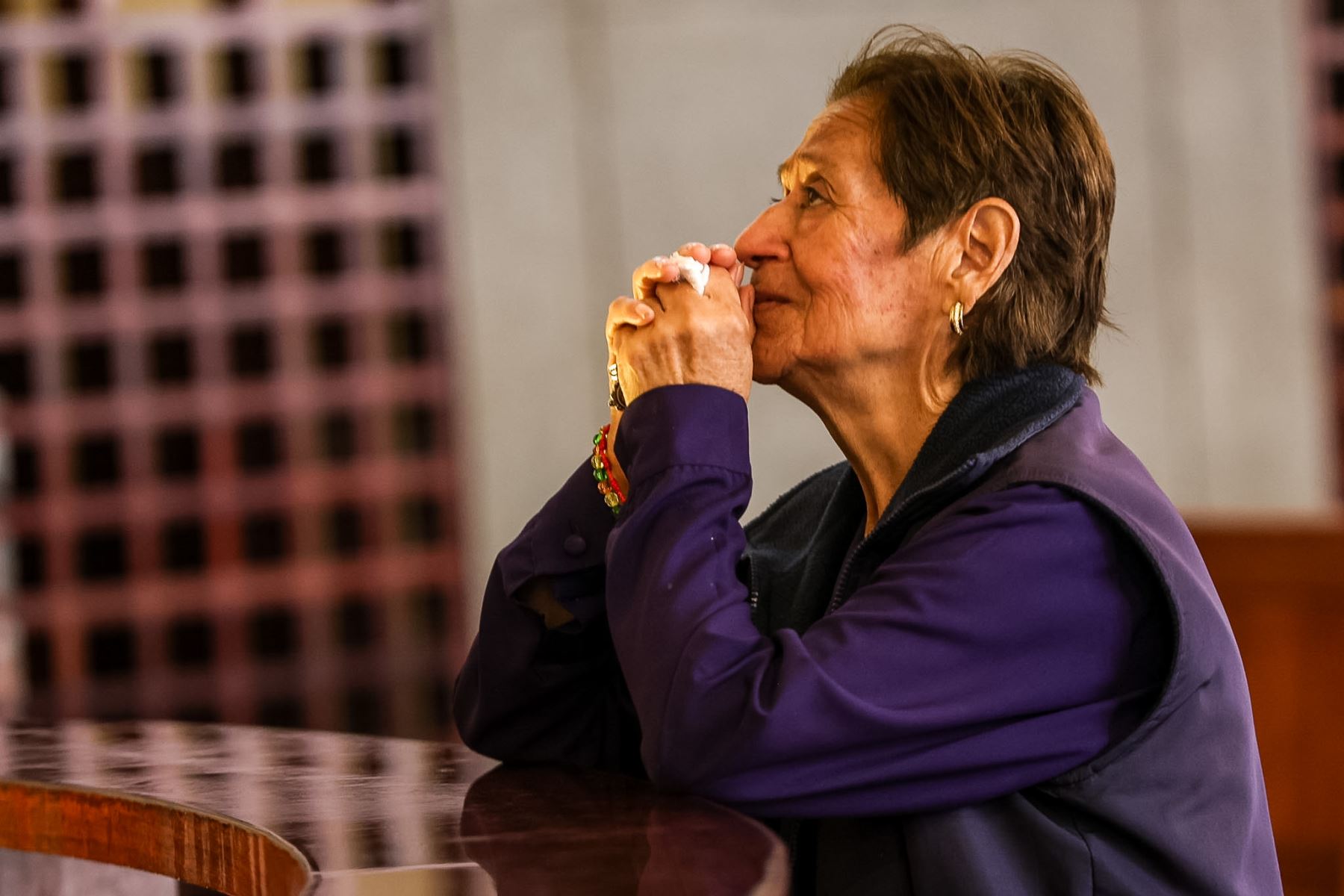 Fieles católicos acuden al templo de Las Nazarenas, en el Centro de Lima, para elevar oraciones por la salud del papa León XIV, quien permanece hospitalizado en Roma tras ser operado de un tumor canceroso en el pulmón derecho. Foto: ANDINA/Luis Iparraguirre.