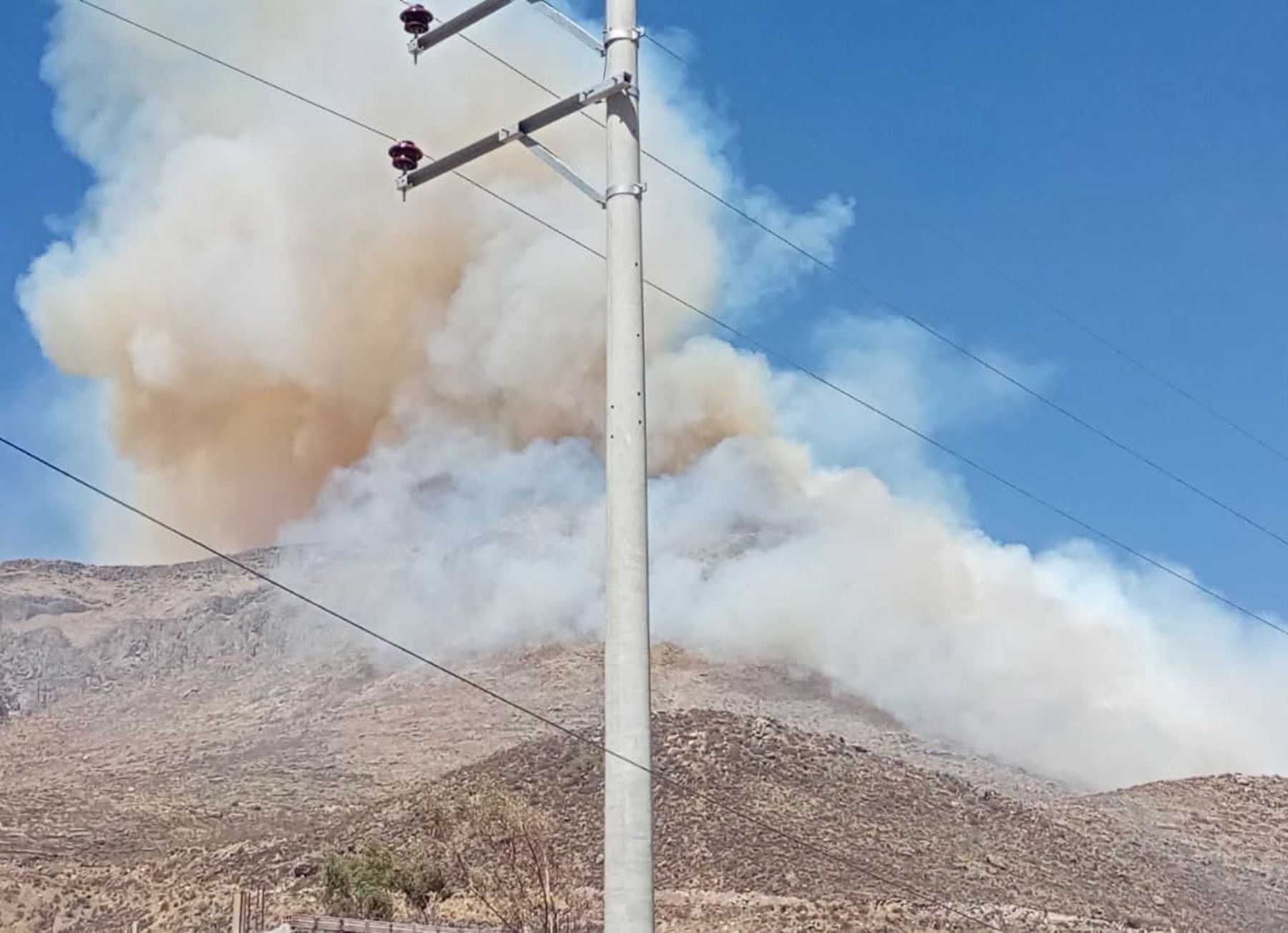 Arequipa en alerta por dos incendios forestales que se registran en el valle del Colca