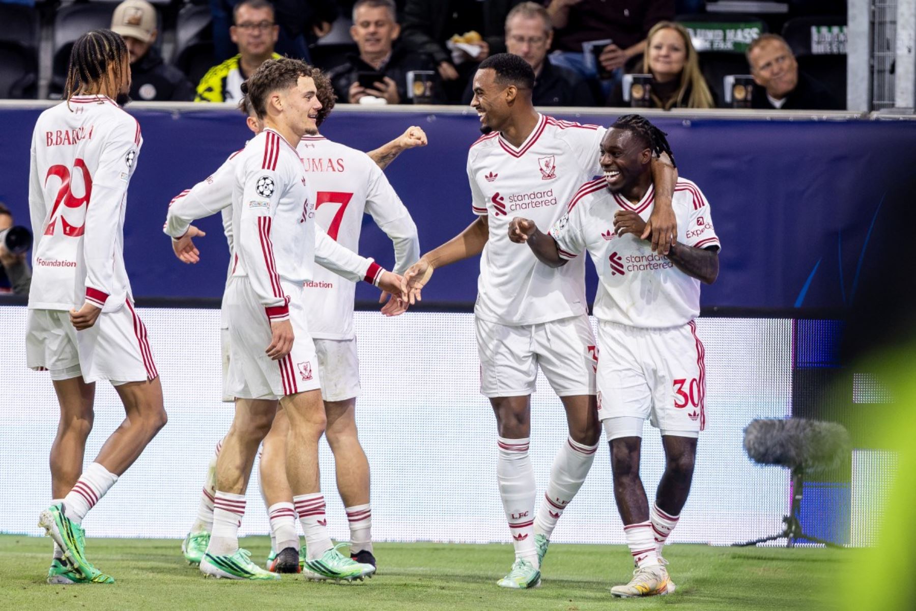 El Liverpool se pasea en Austria con exhibición de Barcola y gol de Araujo