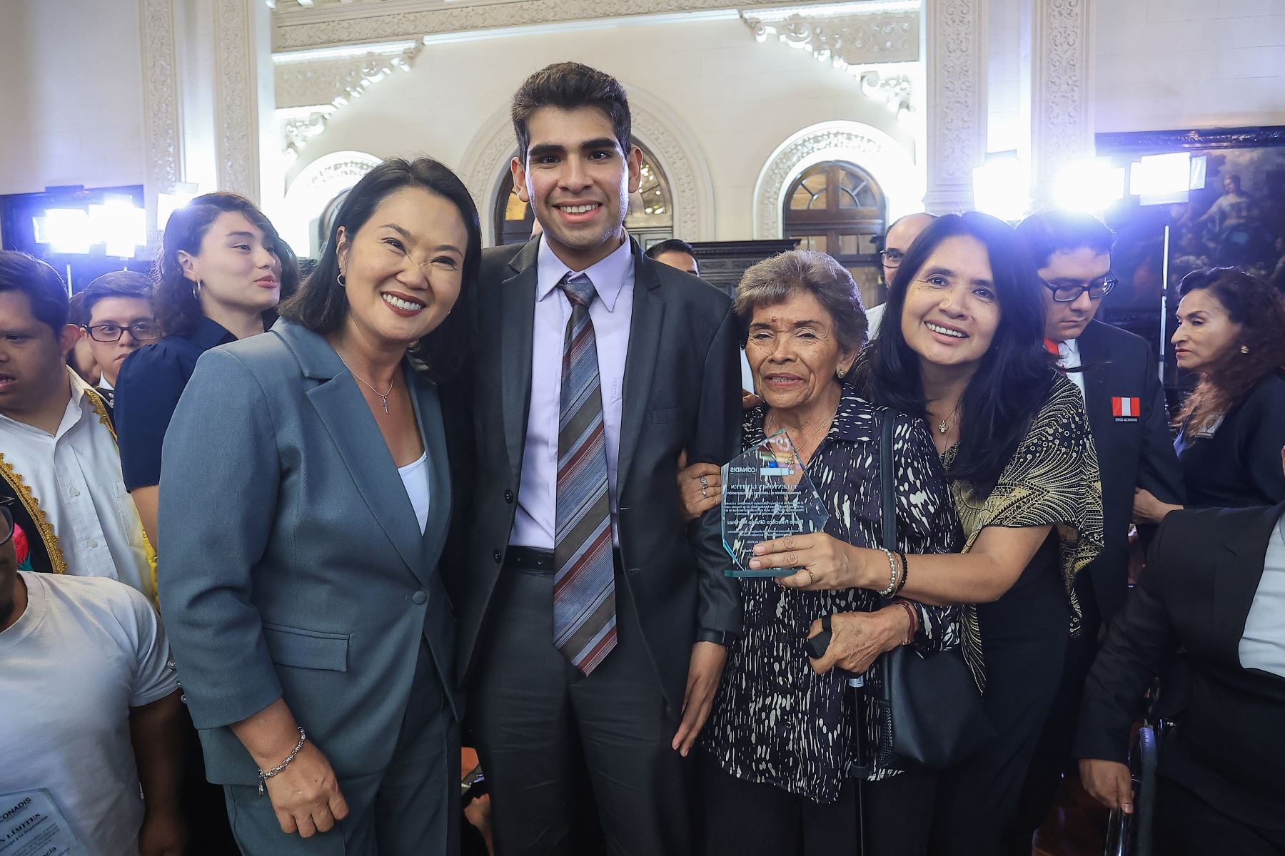 Presidenta Keiko Fujimori lideró ceremonia “Talento sin límites: Reconocimiento al Liderazgo y la Superación” en Palacio de Gobierno. Foto: ANDINA/ Prensa Presidencia