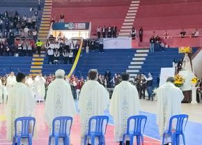 Durante la misa de clausura de la Convención Nacional de Educación Católica, el arzobispo de Cusco, monseñor Daniel Alarcón, pidió a los feligreses orar por la salud y recuperación del papa León XIV. ANDINA/Difusión