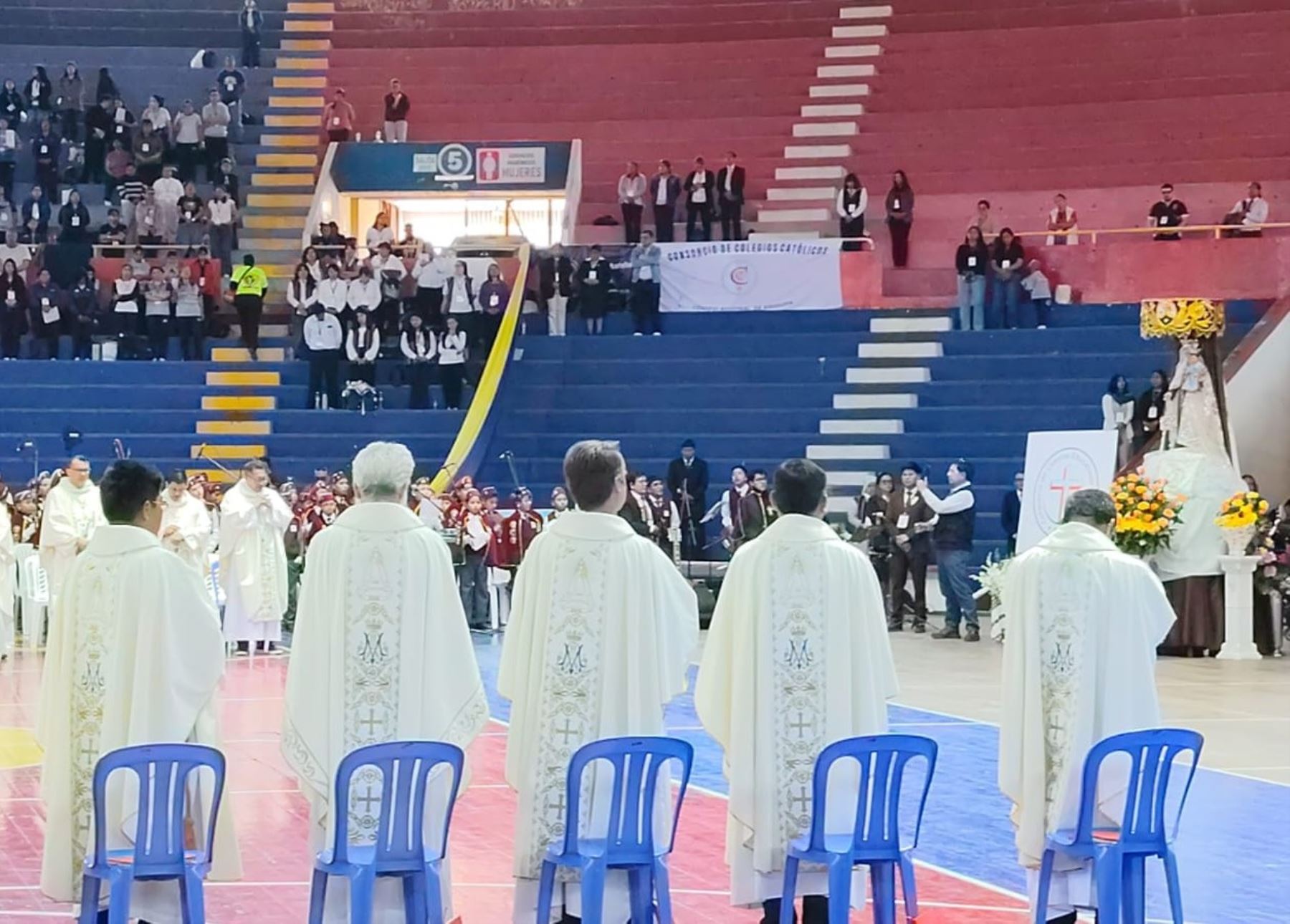 Durante la misa de clausura de la Convención Nacional de Educación Católica, el arzobispo de Cusco, monseñor Daniel Alarcón, pidió a los feligreses orar por la salud y recuperación del papa León XIV. ANDINA/Difusión