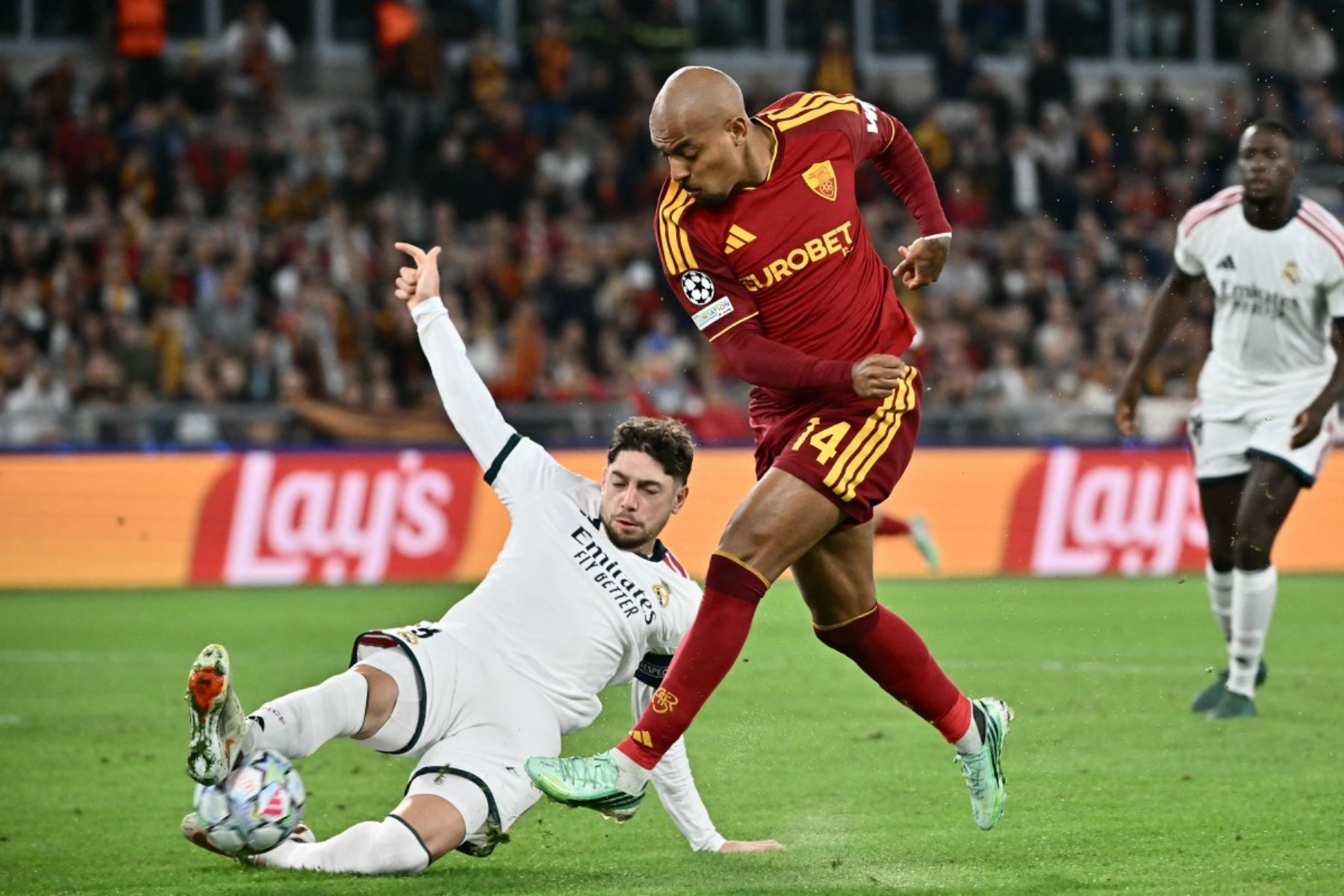 El delantero neerlandés del AS Roma, el número 14 Donyell Malen, dispara y marca el segundo gol de su equipo durante el partido de la 2ª jornada de la 1ª fase de la UEFA Champions League entre el AS Roma y el Real Madrid, disputado en el Estadio Olímpico de Roma.
Foto: AFP