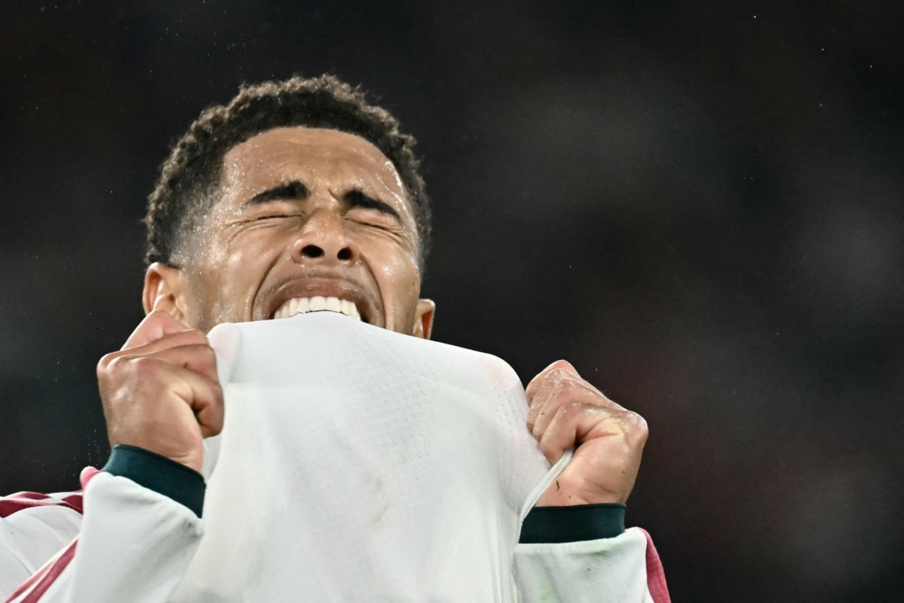 El centrocampista inglés del Real Madrid, Jude Bellingham (n.º 5), reacciona durante el partido de la segunda jornada de la primera fase de la Liga de Campeones de la UEFA entre el AS Roma y el Real Madrid, disputado en el Estadio Olímpico de Roma Foto: AFP