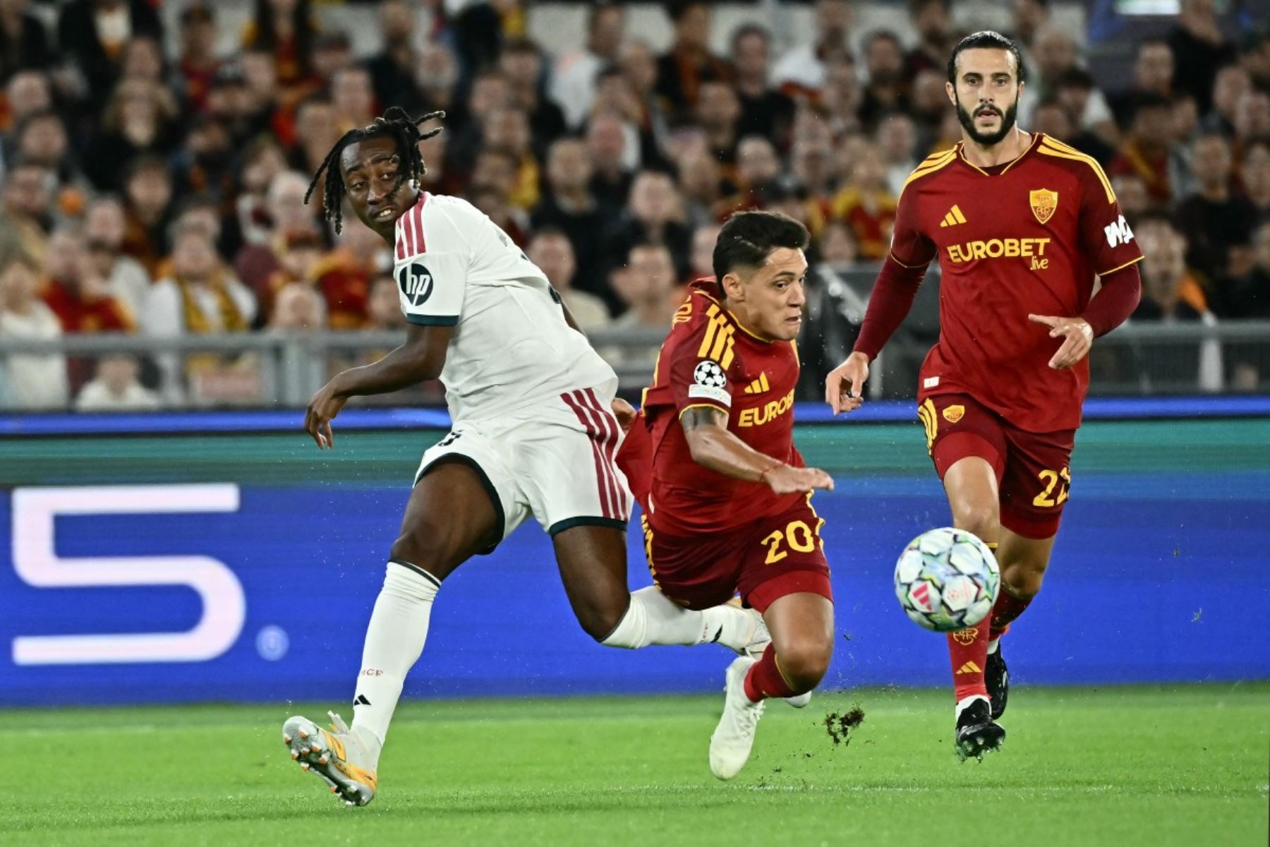 El defensa argentino de la AS Roma, Nahuel Molina (n.º 20), disputa el balón con el delantero marfileño del Real Madrid, Yan Diomande (n.º 25), durante el partido de la segunda jornada de la primera fase de la Liga de Campeones de la UEFA entre la AS Roma y el Real Madrid, disputado en el Estadio Olímpico de Roma Foto: AFP