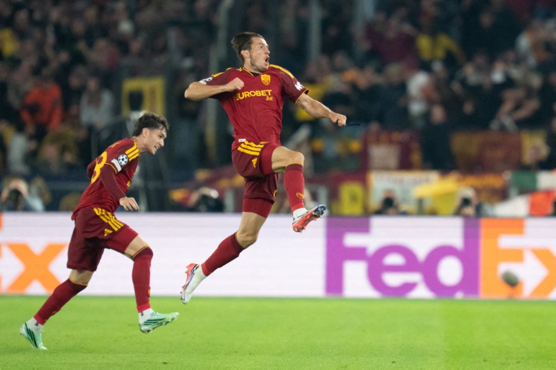 Marten de Roon, de la AS Roma, celebra tras marcar el primer gol durante el partido AS Roma contra Real Madrid C.F. —correspondiente a la segunda jornada de la fase de liga de la UEFA Champions League 2026/27— en el Estadio Olímpico de Roma Foto: AFP