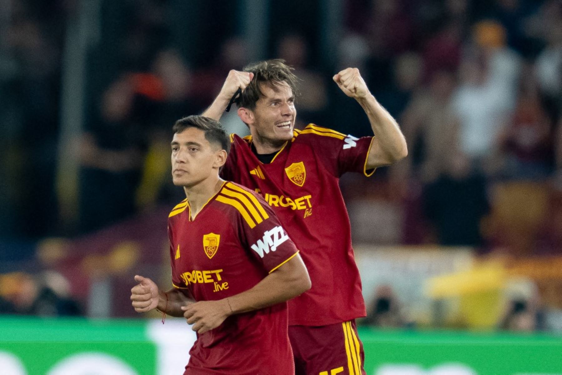 Marten de Roon, de la AS Roma, celebra tras marcar el primer gol durante el partido AS Roma contra Real Madrid C.F. —correspondiente a la segunda jornada de la fase de liga de la UEFA Champions League 2026/27— en el Estadio Olímpico de Roma. Foto: AFP