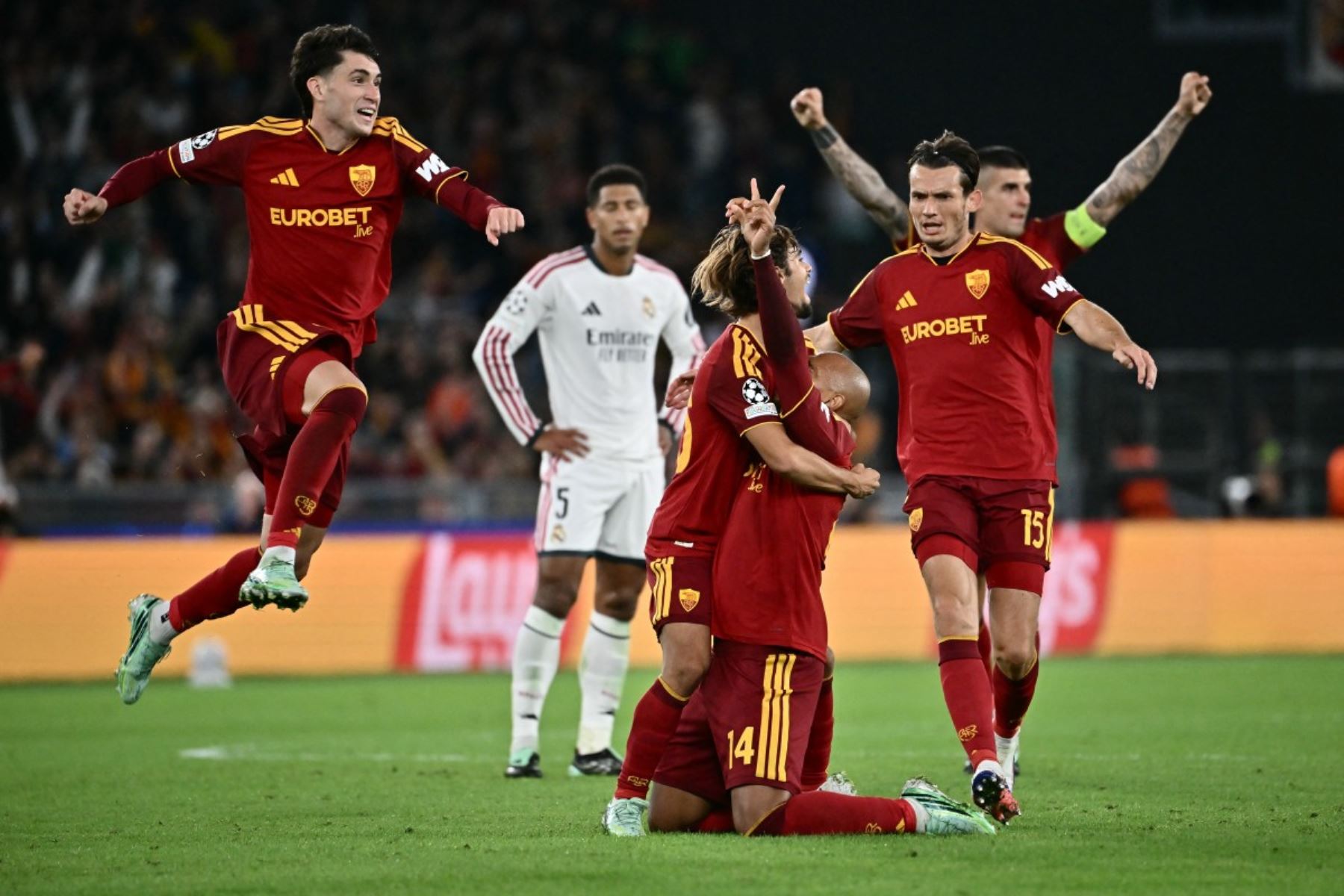 El delantero neerlandés de la AS Roma, Donyell Malen (n.º 14), celebra con sus compañeros tras marcar el tercer gol de su equipo durante el partido de la primera fase (segunda jornada) de la Liga de Campeones de la UEFA entre la AS Roma y el Real Madrid, disputado en el Estadio Olímpico de Roma Foto: AFP