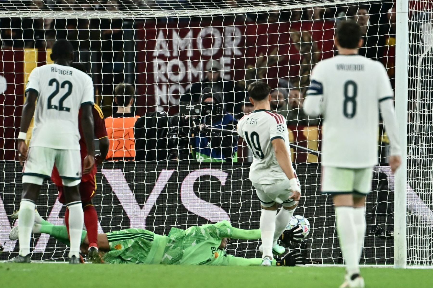 El delantero español del Real Madrid, Carlos Espi Escrihuela (n.º 19), marca el segundo gol de su equipo durante el partido de la segunda jornada de la primera fase de la UEFA Champions League entre la AS Roma y el Real Madrid, disputado en el Estadio Olímpico de Roma Foto: AFP