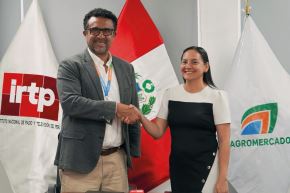 El acuerdo fue suscrito por la jefa institucional del IRTP, Cinthia Ramírez Santillana, y el jefe de Agromercado, Luis Llanos Cabanillas. Foto: Agromercado/Difusión