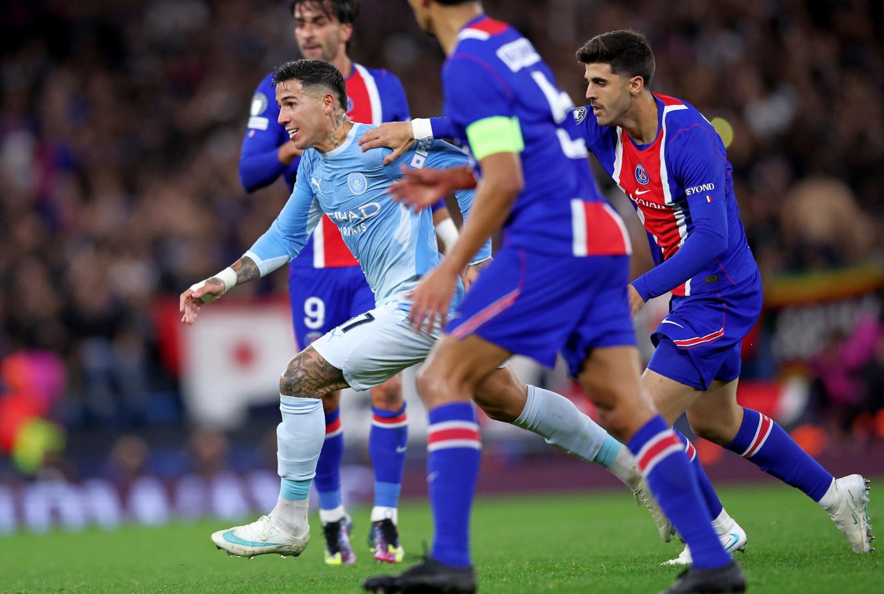 Enzo Fernández, del Manchester City (centro), en acción durante el partido de fútbol de la Liga de Campeones de la UEFA entre el Manchester City y el Paris Saint-Germain en Mánchester, Reino Unido Foto: EFE