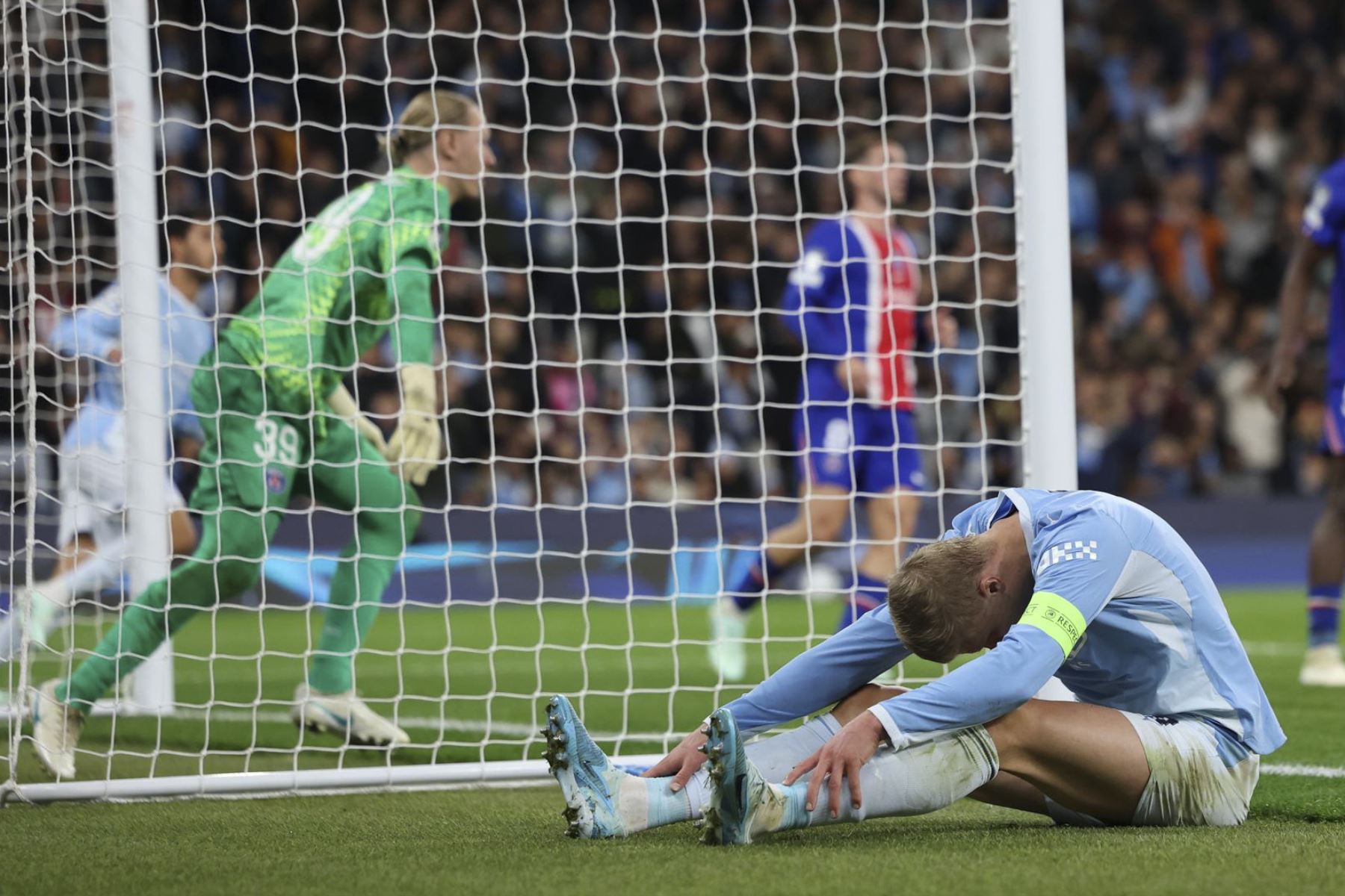 Erling Haaland, del Manchester City, reacciona tras desperdiciar una ocasión de gol durante el partido de la Liga de Campeones de la UEFA entre el Manchester City y el Paris Saint-Germain en Mánchester, Reino Unido Foto: AFP
