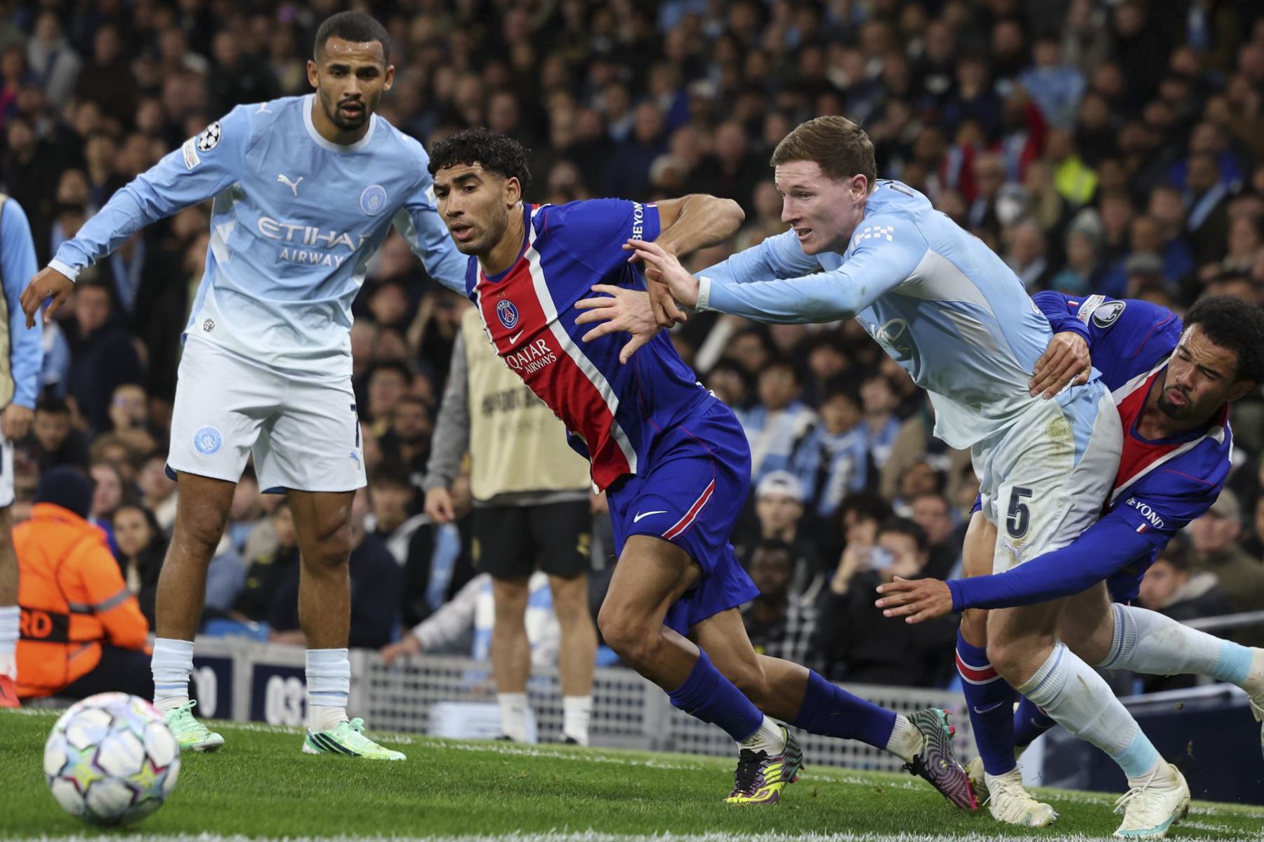 Los jugadores del Paris Saint-Germain Achraf Hakimi (centro-izquierda) y Warren Zaire-Emery (derecha) en acción ante Elliot Anderson (centro-derecha), del Manchester City, durante el partido de la Liga de Campeones de la UEFA entre el Manchester City y el Paris Saint-Germain en Mánchester, Reino Unido Foto: EFE