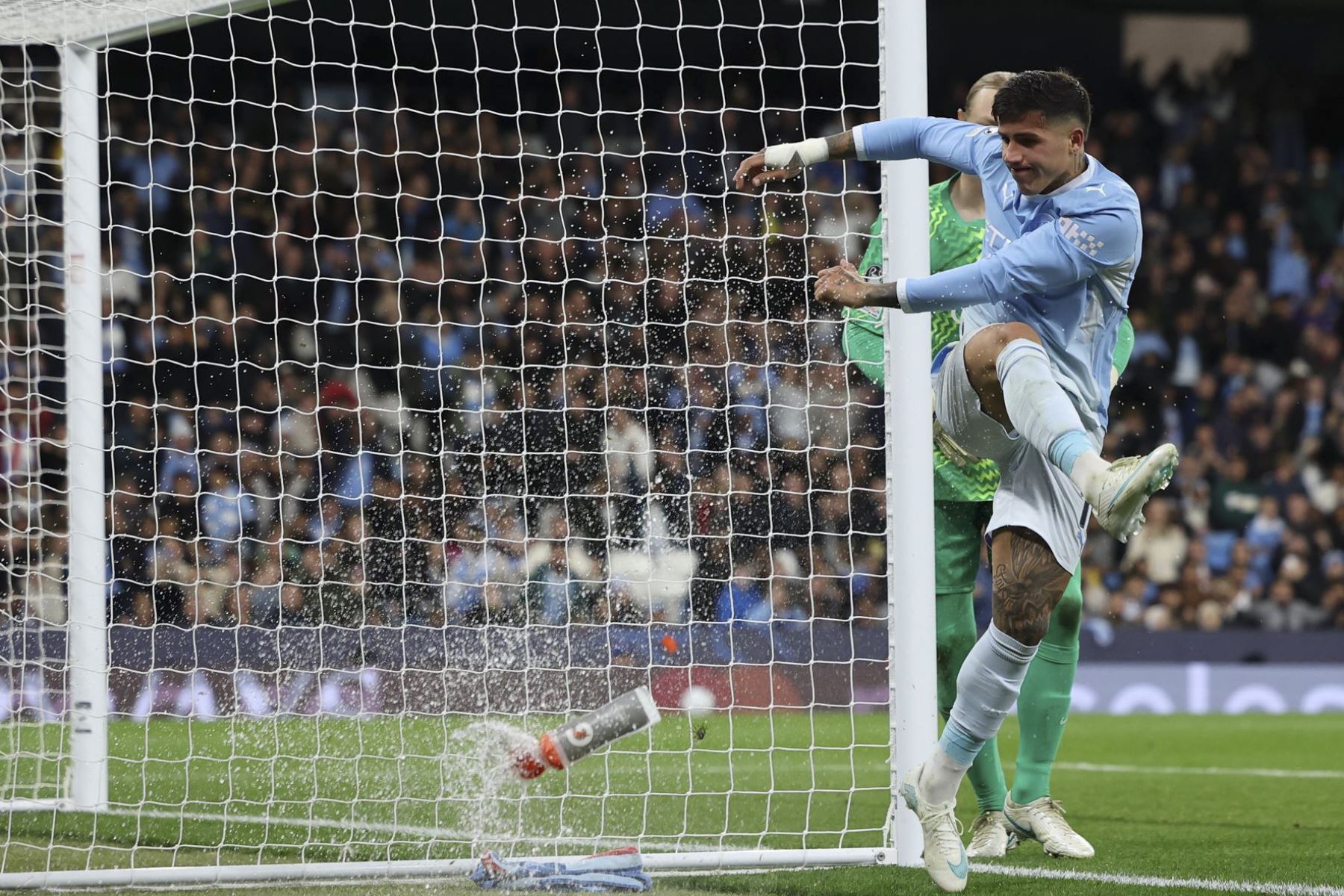 Enzo Fernández, del Manchester City (dcha.), reacciona tras desperdiciar una ocasión de gol durante el partido de la Liga de Campeones de la UEFA entre el Manchester City y el Paris Saint-Germain en Mánchester, Reino Unido Foto: EFE
