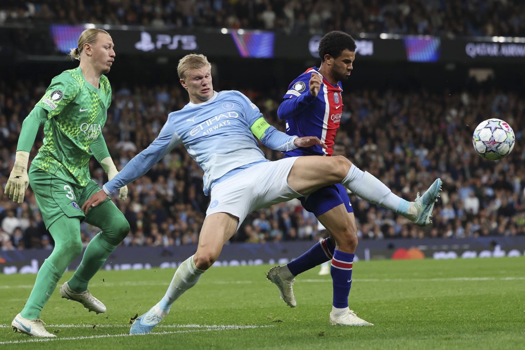 El portero del Paris Saint-Germain, Matvei Safonov (izq.), y Warren Zaire-Emery, del Paris Saint-Germain (der.), en acción ante Erling Haaland, del Manchester City (centro), durante el partido de fútbol de la Liga de Campeones de la UEFA entre el Manchester City y el Paris Saint-Germain en Mánchester, Reino Unido Foto: EFE