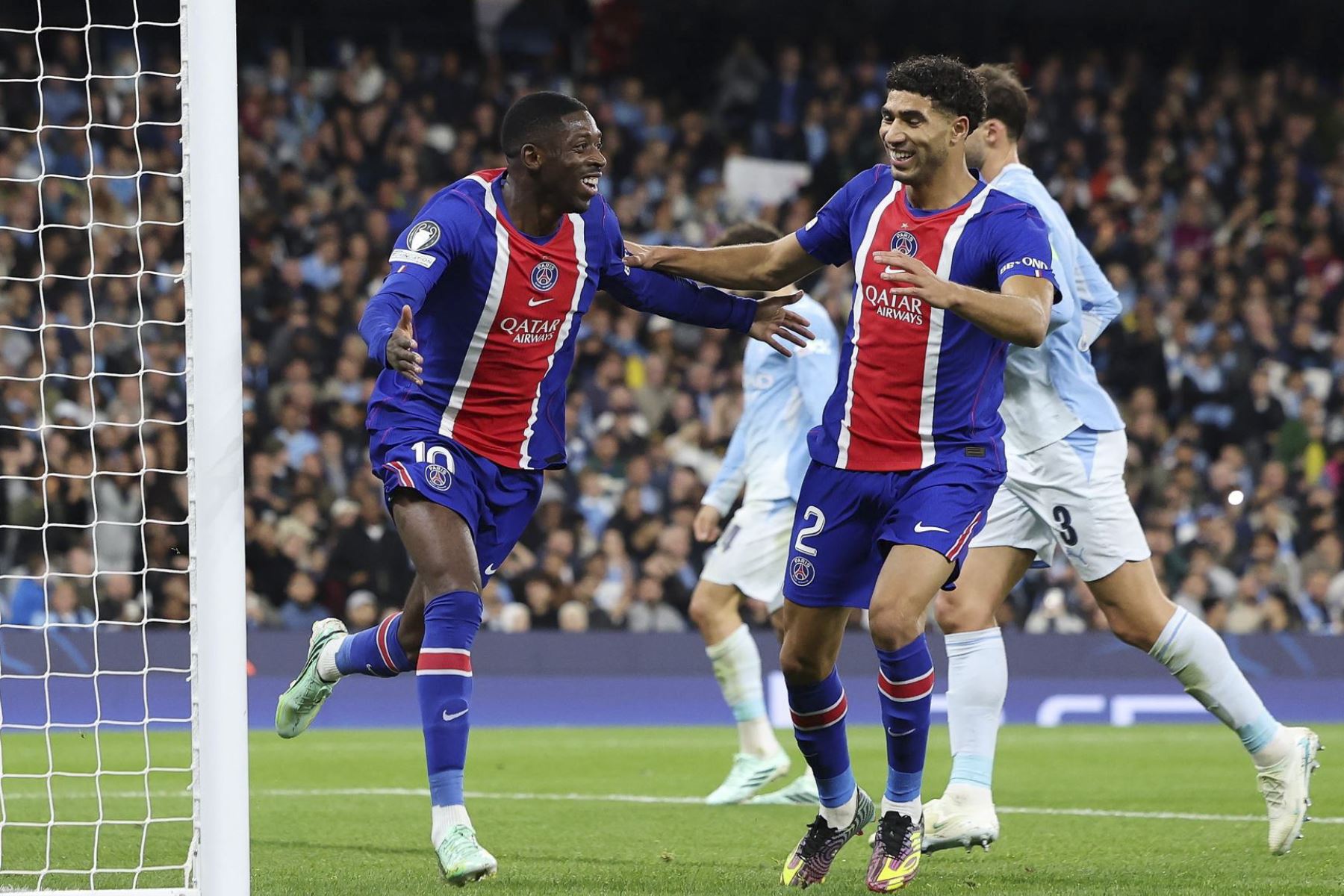 Ousmane Dembélé (i), del Paris Saint-Germain, celebra con su compañero Achraf Hakimi (d) tras marcar el segundo gol de su equipo durante el partido de la Liga de Campeones de la UEFA entre el Manchester City y el Paris Saint-Germain en Mánchester, Reino Unido Foto: EFE