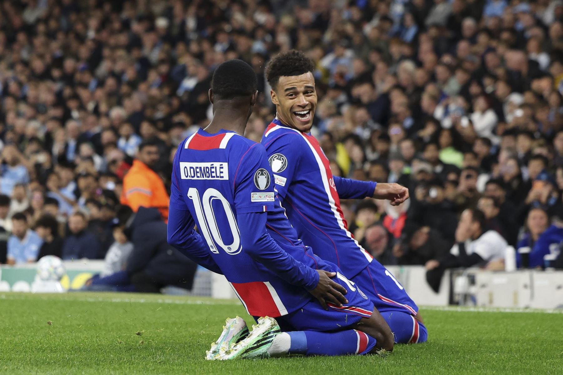 Ousmane Dembélé (izq.), del Paris Saint-Germain, celebra con su compañero Désiré Doué (der.) tras marcar el segundo gol de su equipo durante el partido de la Liga de Campeones de la UEFA entre el Manchester City y el Paris Saint-Germain en Mánchester, Reino Unido Foto: EFE