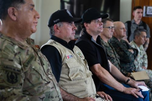 El ministro de Defensa, Rafael Belaunde, se reunió en la ciudad de Iquitos con el embajador de Estados Unidos en el Perú, Bernie Navarro, y el jefe del Comando Sur de ese país, general Francis L. Donovan.