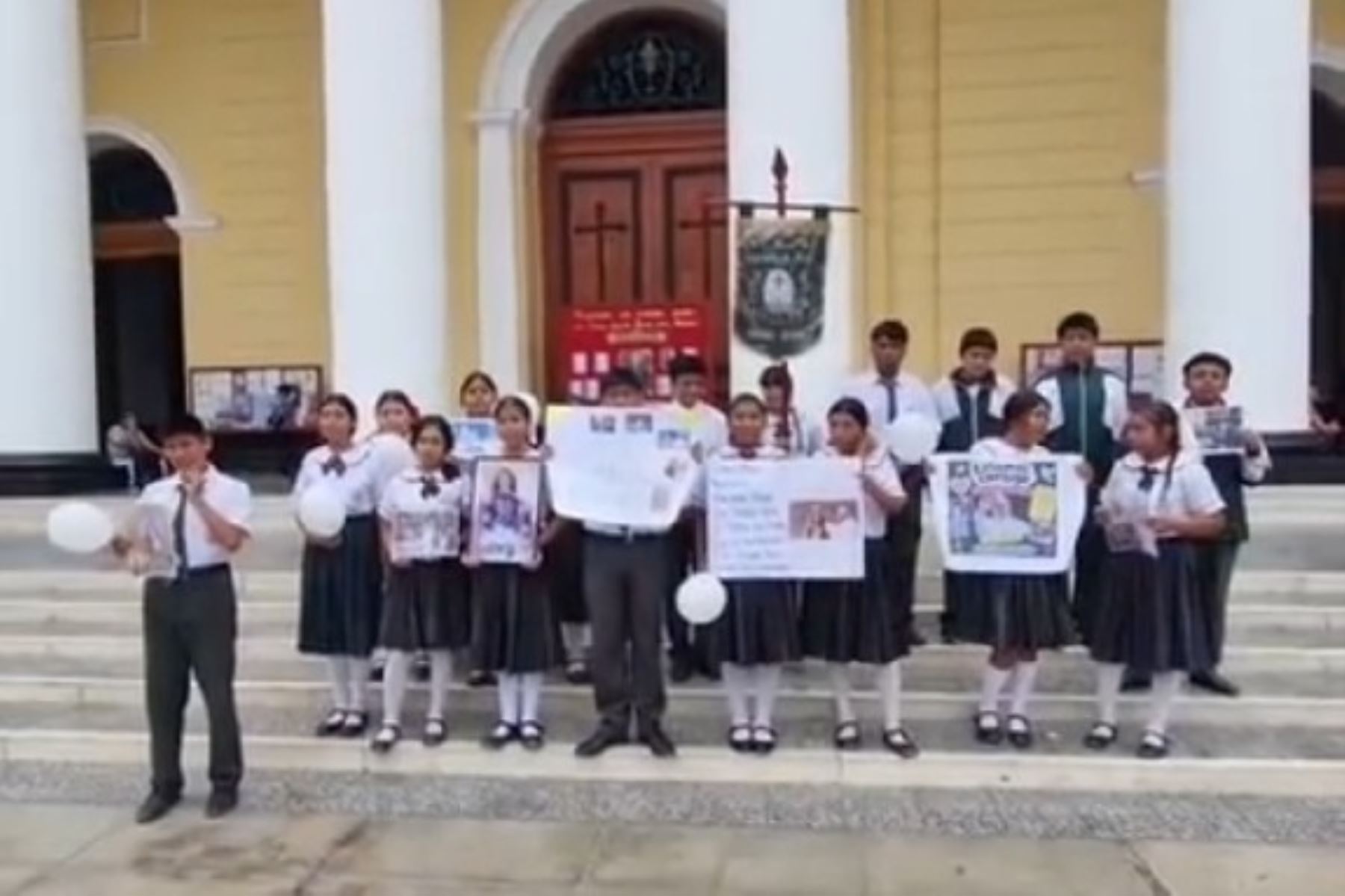 Estudiantes de Ciudad Eten llegan a la catedral de Chiclayo para rezar por el santo padre