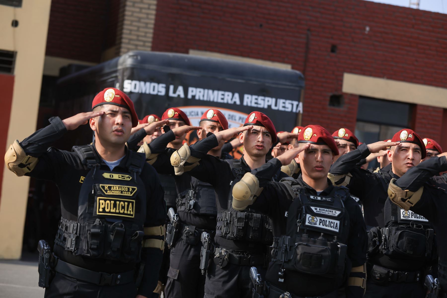 Jefa de Estado encabezó ceremonia de ascenso excepcional por “Acción distinguida” a suboficiales de la Policía Nacional del Perú
 Foto: ANDINA/Prensa Presidencia