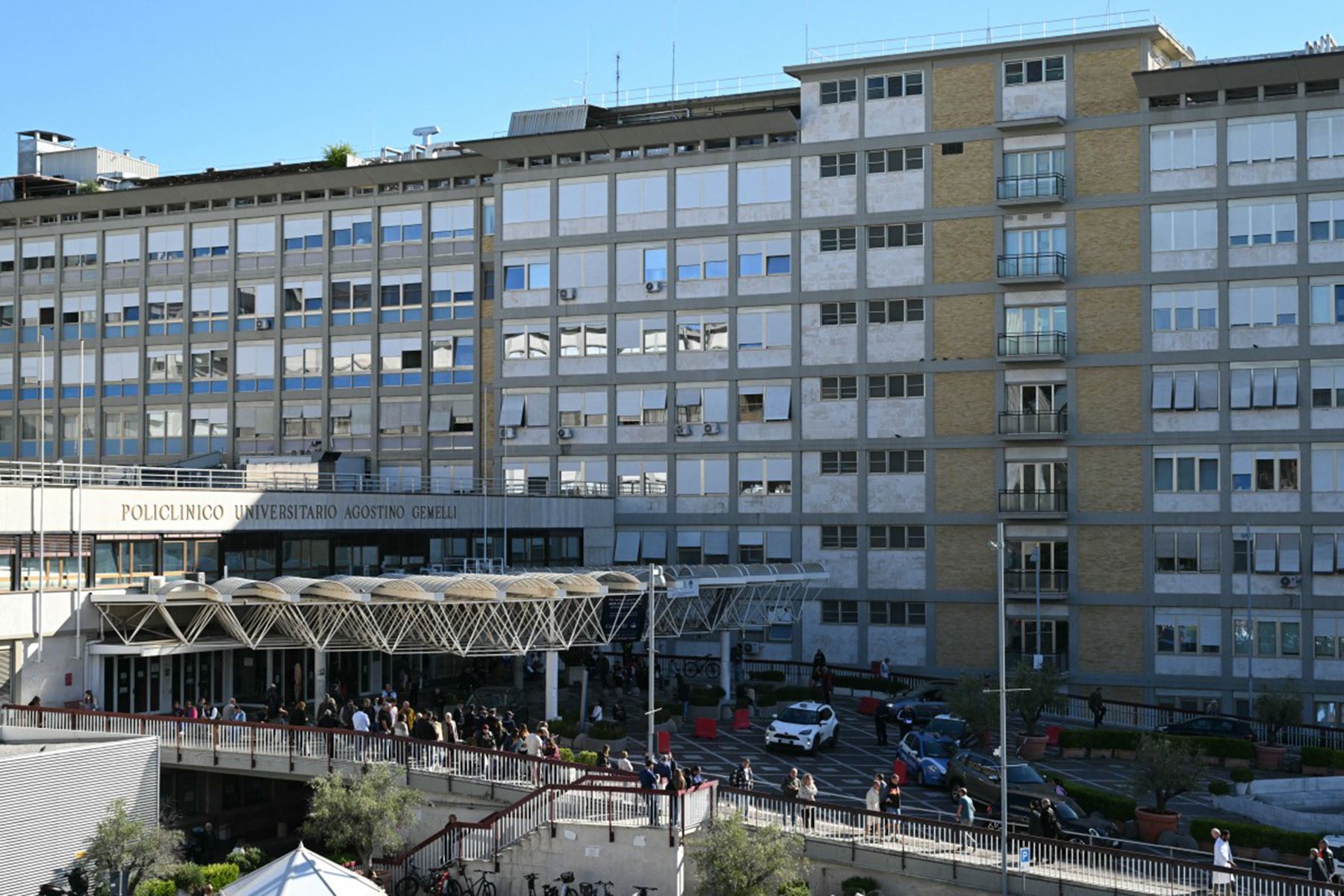 Exterior del Hospital Universitario Gemelli, donde el papa León XIV se recupera tras someterse a una intervención quirúrgica. Foto: AFP