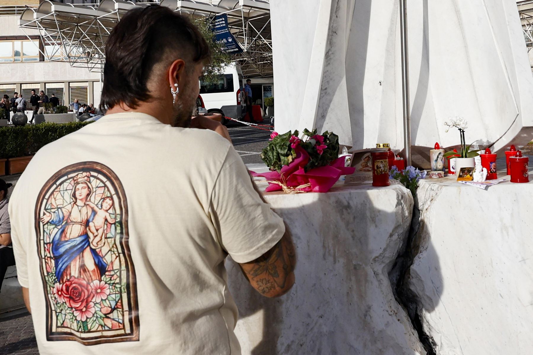 Personas rezan ante la estatua del papa Juan Pablo II frente al Hospital Universitario Agostino Gemelli, donde se encuentra ingresado el papa León XIV, en Roma, Italia. Foto: EFE