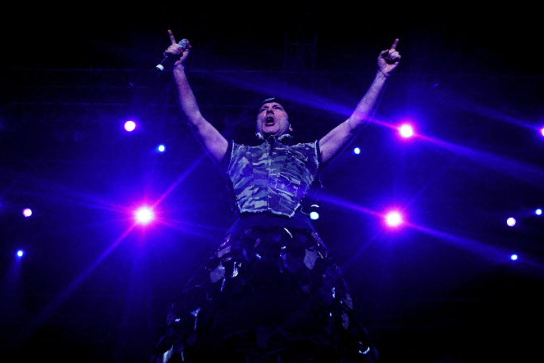 Bruce Dickinson, vocalista de la banda británica de rock Iron Maiden, actúa durante un concierto en Bombay el 1 de febrero de 2008. Foto: AFP