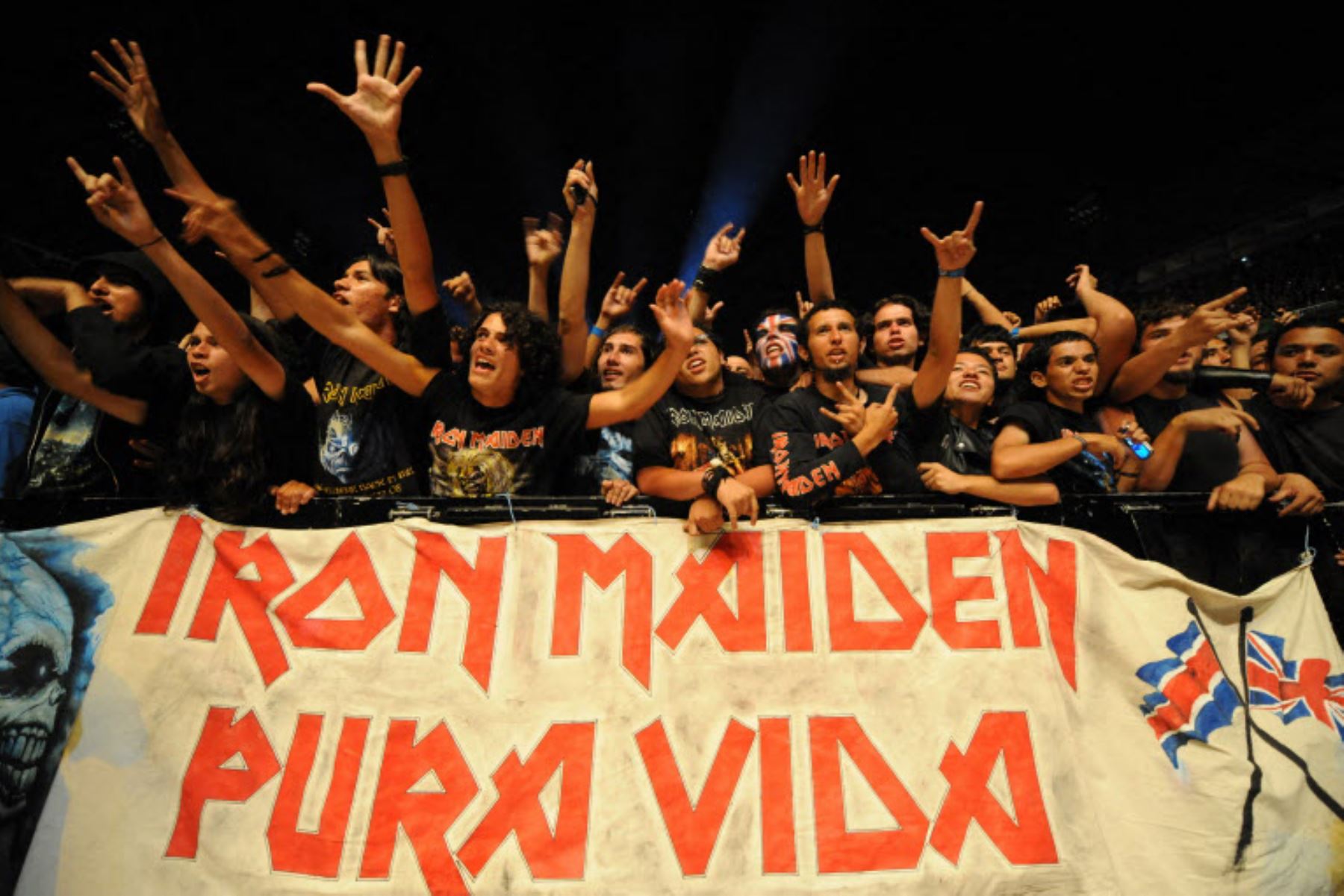 Seguidores de la legendaria banda británica de rock Iron Maiden gritan durante una actuación en el estadio Ricardo Saprissa, en San José, el 26 de febrero de 2008. Foto: AFP