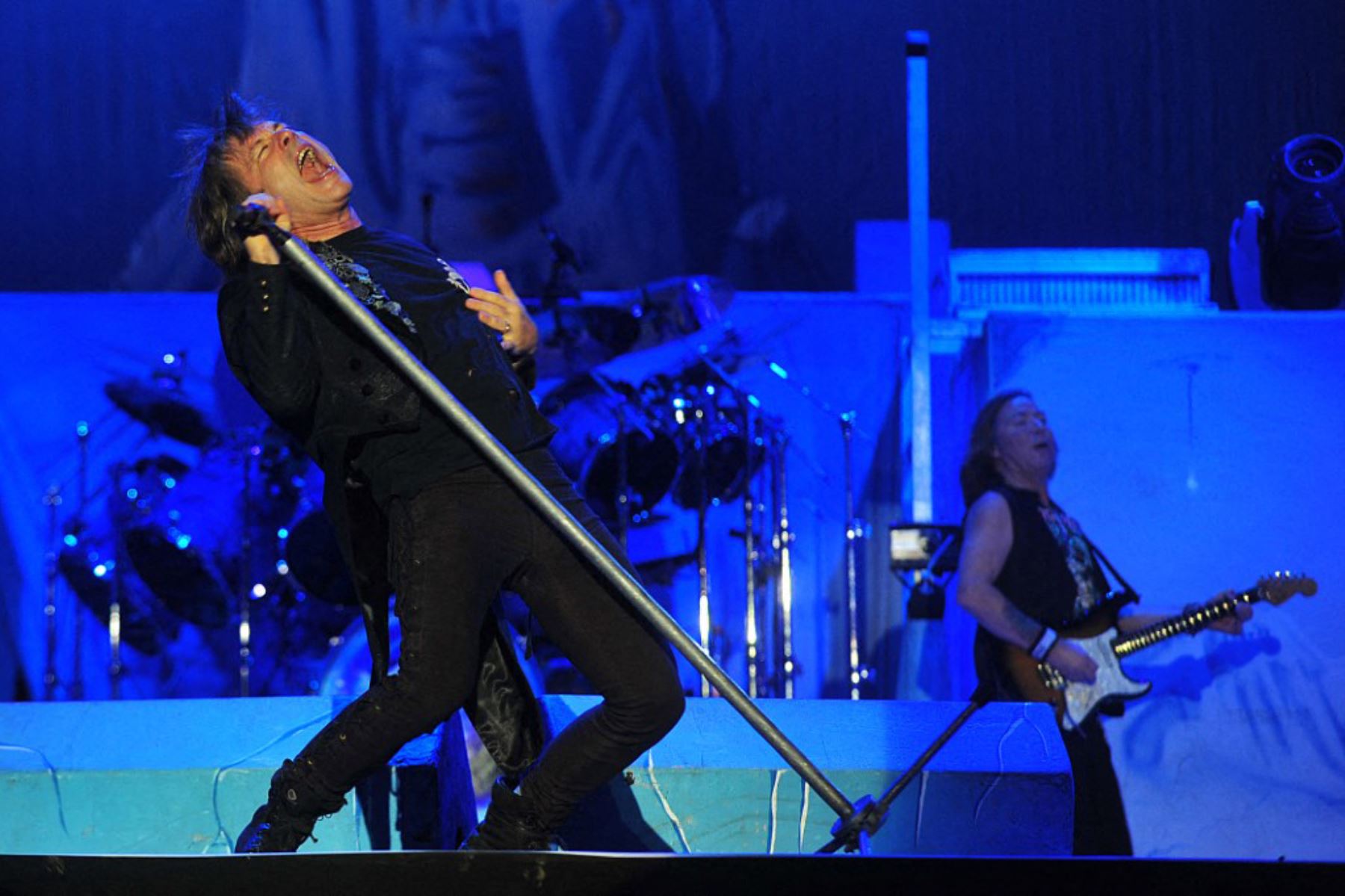 El vocalista de Iron Maiden, Bruce Dickinson, actúa durante un concierto en Santiago, el 10 de octubre de 2013. Foto: AFP
