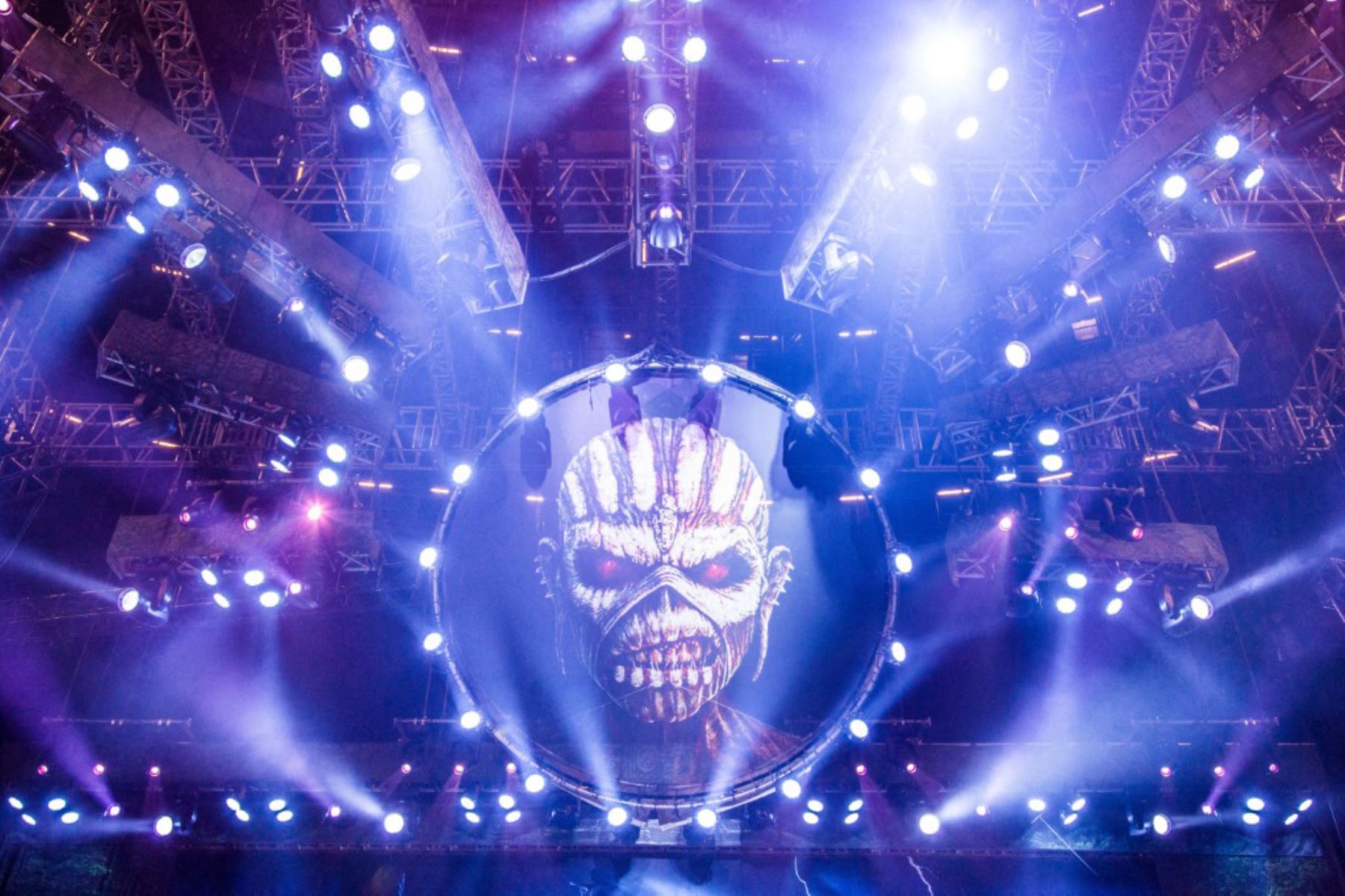 La banda británica de heavy metal Iron Maiden actúa en un concierto en Shanghái, China, el 26 de abril de 2016.Foto: AFP
