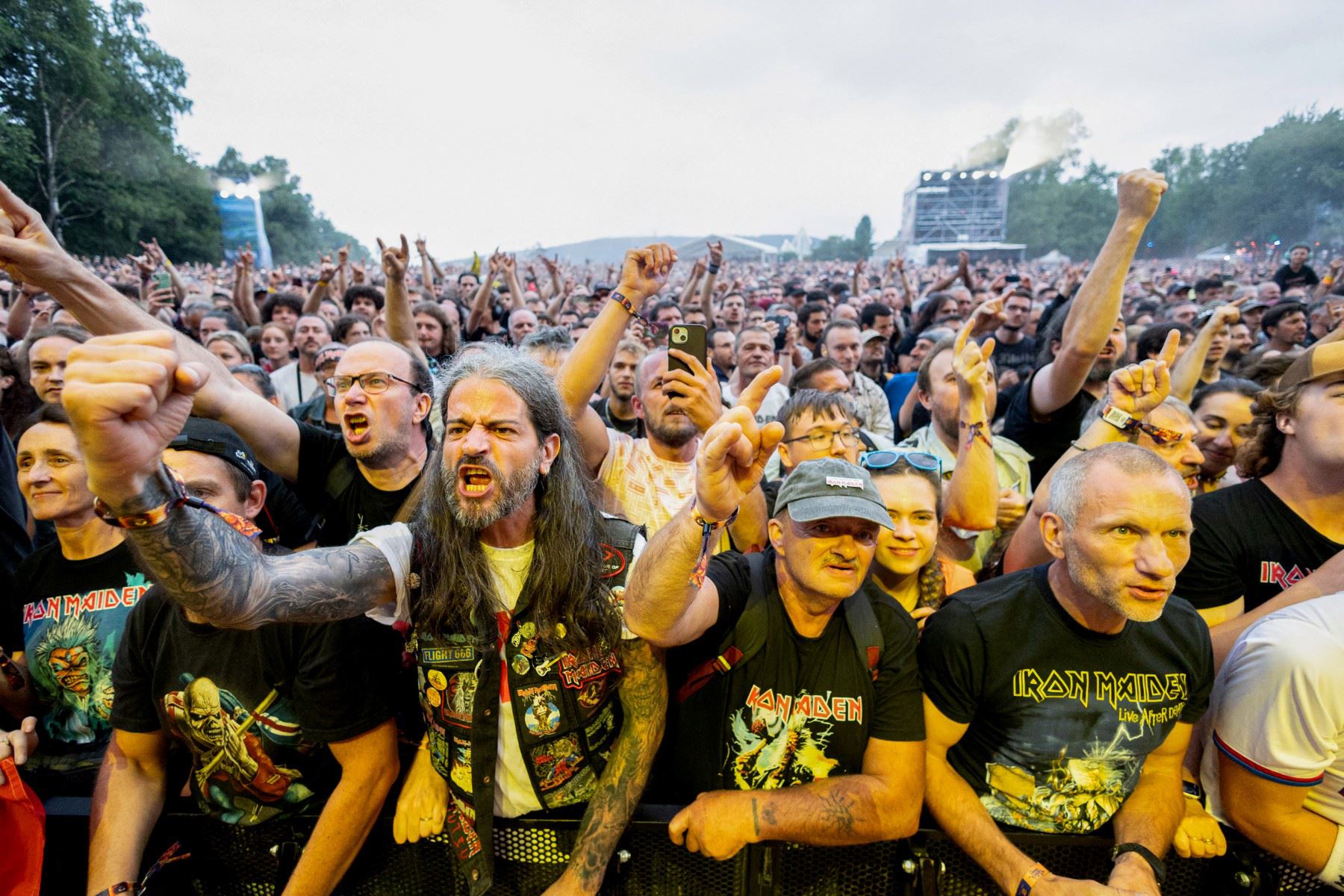 Los fans vitorean mientras la banda británica de heavy metal Iron Maiden actúa sobre el escenario durante la 35.ª edición del festival de música «Eurockéennes de Belfort» en Sermamagny, en el este de Francia, el 3 de julio de 2025. Foto: AFP