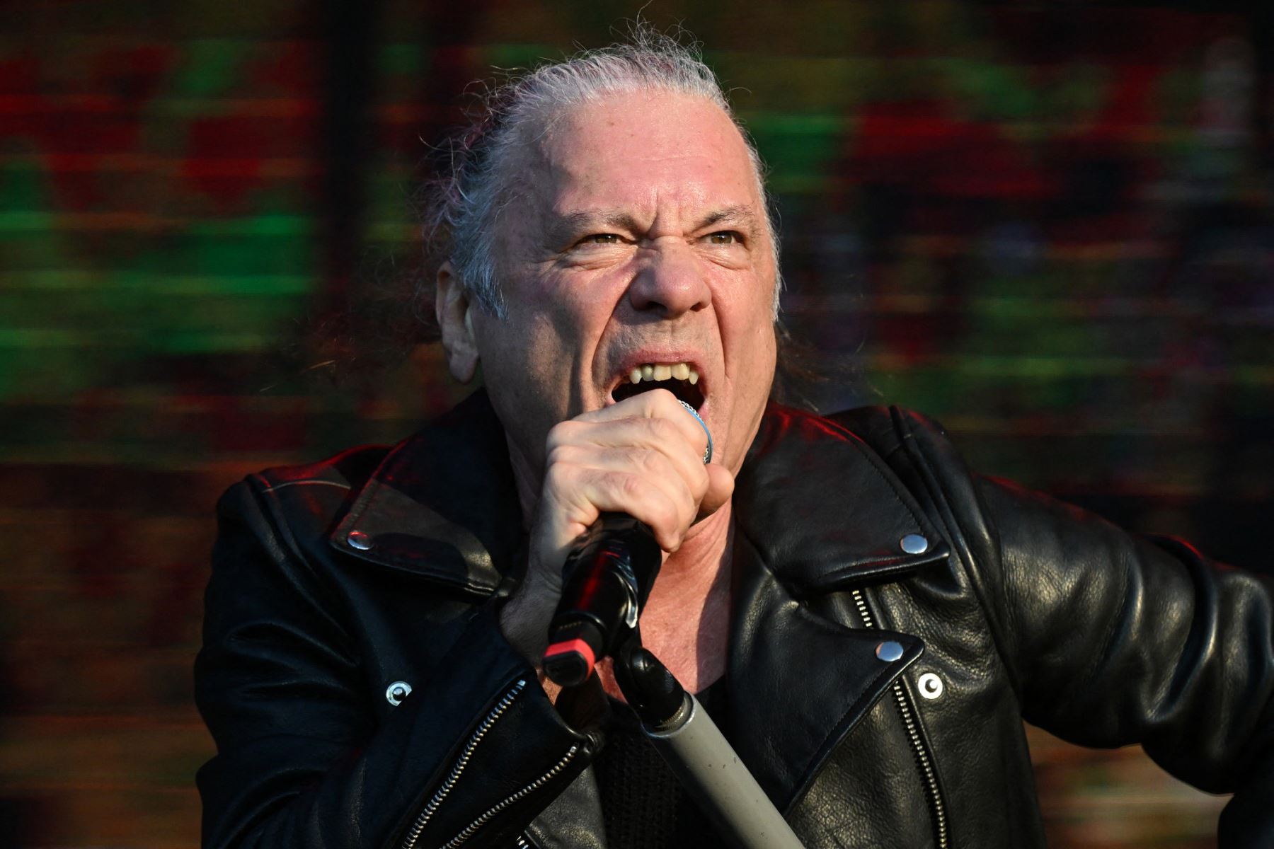 El cantante británico Bruce Dickinson, de Iron Maiden, actúa durante la 19.ª edición del festival de rock y heavy metal Hellfest, en Clisson, en el oeste de Francia, el 19 de junio de 2026. Foto: AFP