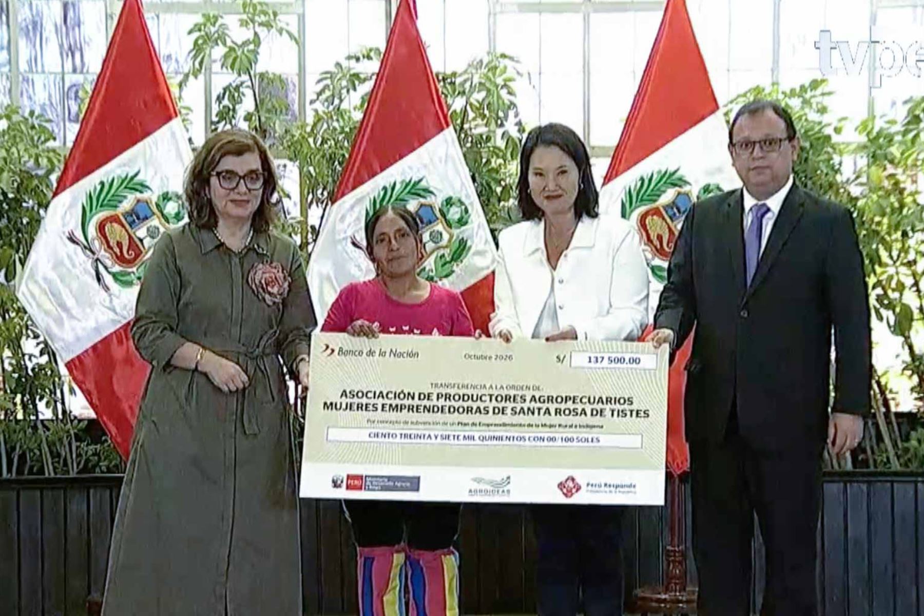 Presidenta entrega cheques de cofinanciamiento por S/ 10 millones para mujeres