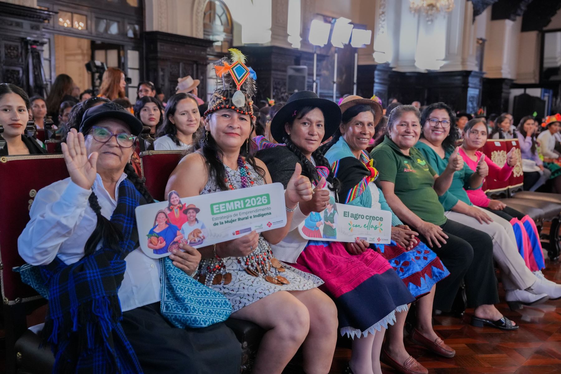El Gobierno impulsa los emprendimientos de 739 mujeres rurales e indígenas mediante un financiamiento de S/ 10 millones, destinado a fortalecer sus actividades productivas y promover su autonomía económica. Esta iniciativa busca ampliar las oportunidades de desarrollo de las beneficiarias y contribuir a mejorar sus condiciones de vida. Foto: ANDINA/Prensa Presidencia.