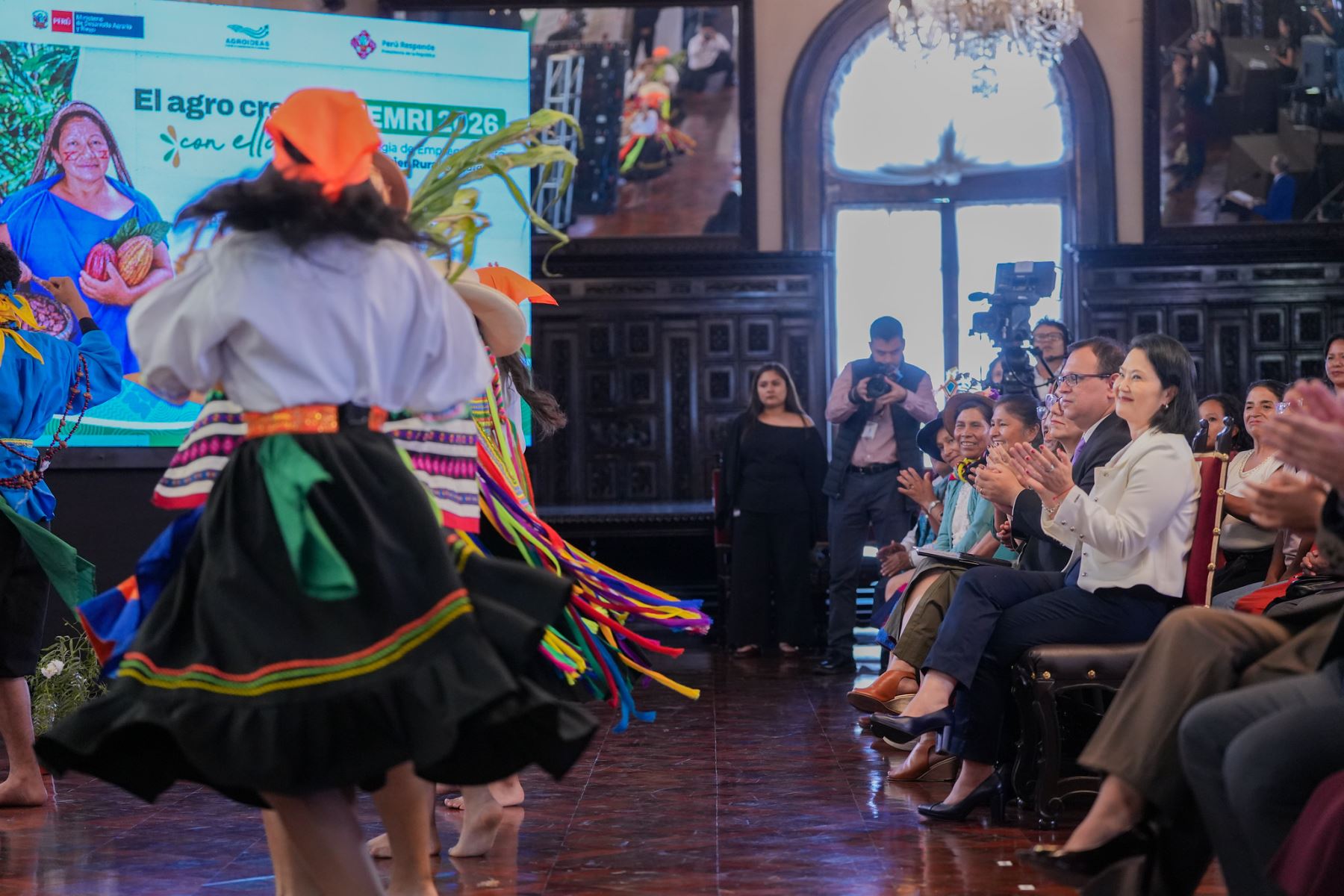 El Gobierno impulsa los emprendimientos de 739 mujeres rurales e indígenas mediante un financiamiento de S/ 10 millones, destinado a fortalecer sus actividades productivas y promover su autonomía económica. Esta iniciativa busca ampliar las oportunidades de desarrollo de las beneficiarias y contribuir a mejorar sus condiciones de vida. Foto: ANDINA/Prensa Presidencia.