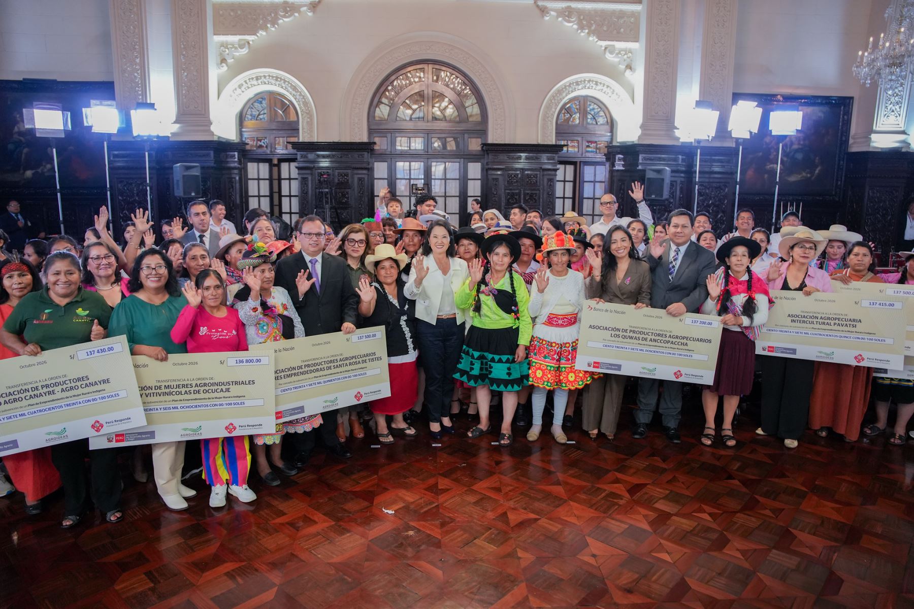 El Gobierno impulsa los emprendimientos de 739 mujeres rurales e indígenas mediante un financiamiento de S/ 10 millones, destinado a fortalecer sus actividades productivas y promover su autonomía económica. Esta iniciativa busca ampliar las oportunidades de desarrollo de las beneficiarias y contribuir a mejorar sus condiciones de vida. Foto: ANDINA/Prensa Presidencia.