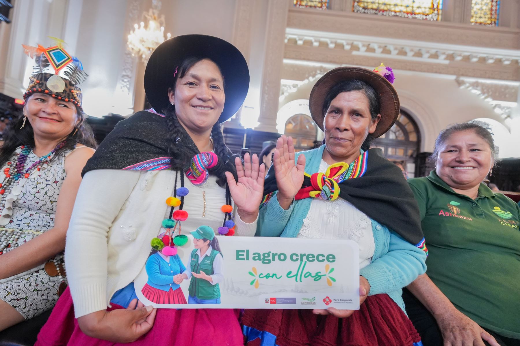 El Gobierno impulsa los emprendimientos de 739 mujeres rurales e indígenas mediante un financiamiento de S/ 10 millones, destinado a fortalecer sus actividades productivas y promover su autonomía económica. Esta iniciativa busca ampliar las oportunidades de desarrollo de las beneficiarias y contribuir a mejorar sus condiciones de vida. Foto: ANDINA/Prensa Presidencia.